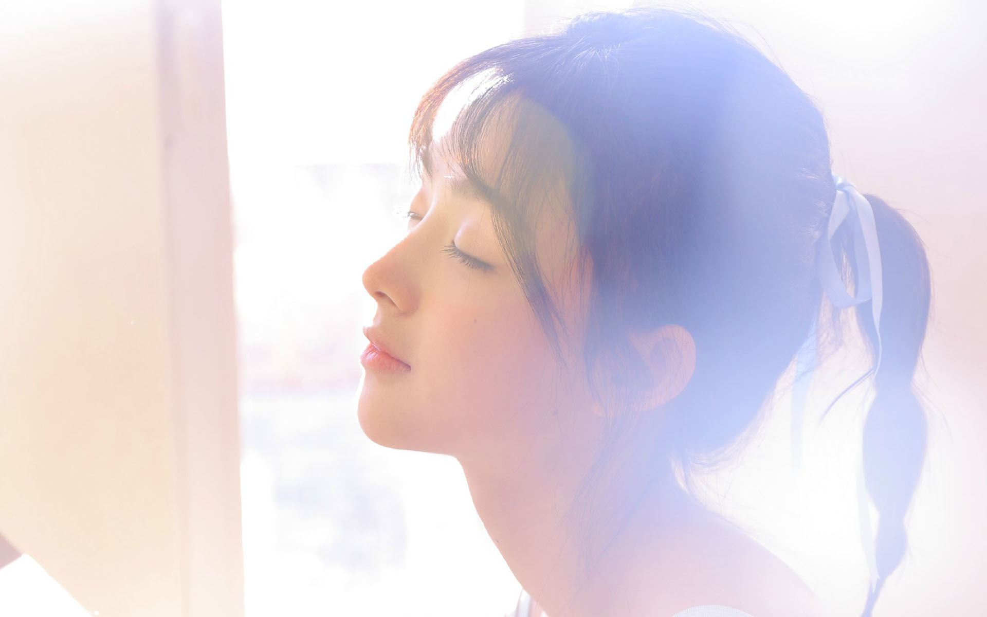 午后纱裙美女甜美高清桌面壁纸