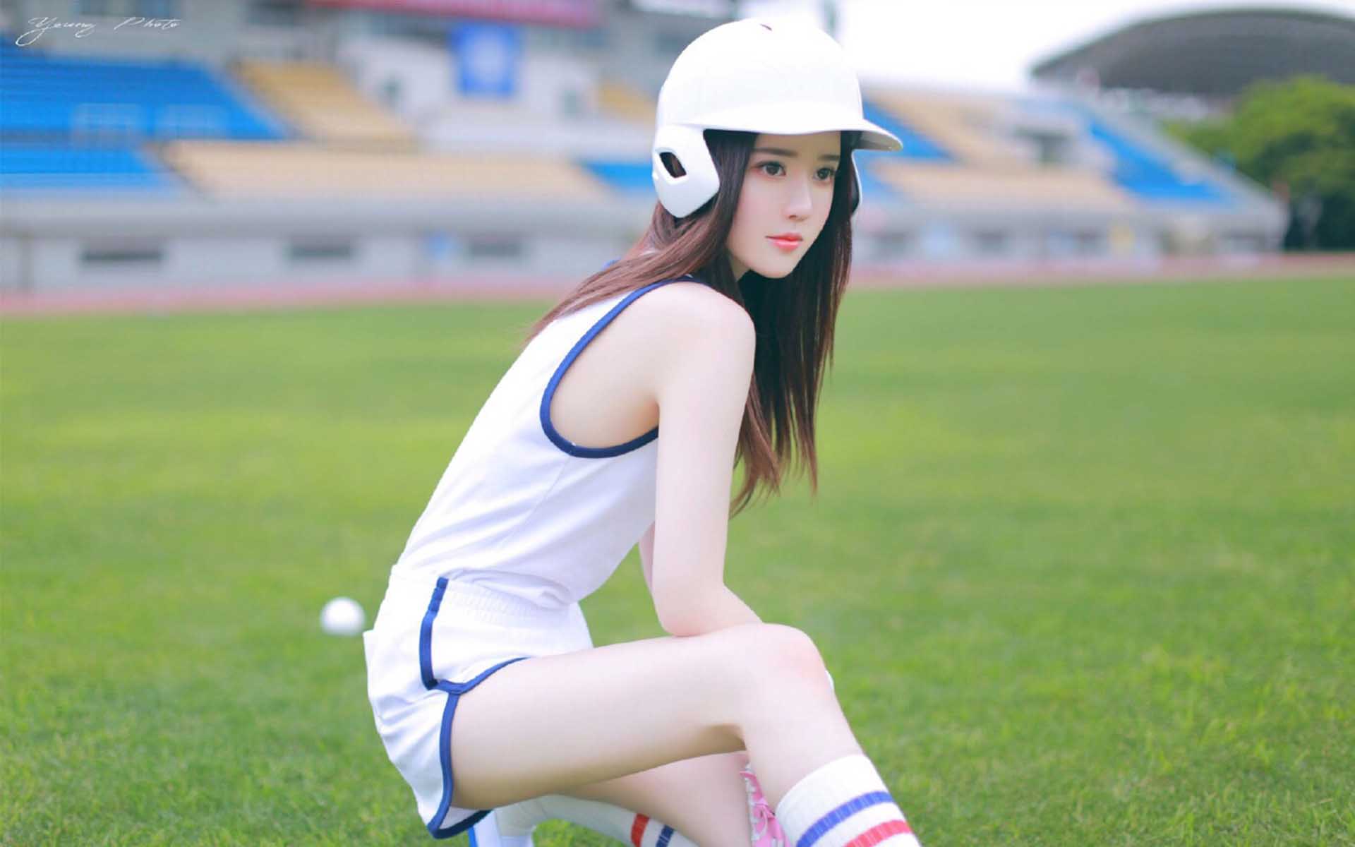 清纯运动装美女高清桌面壁纸