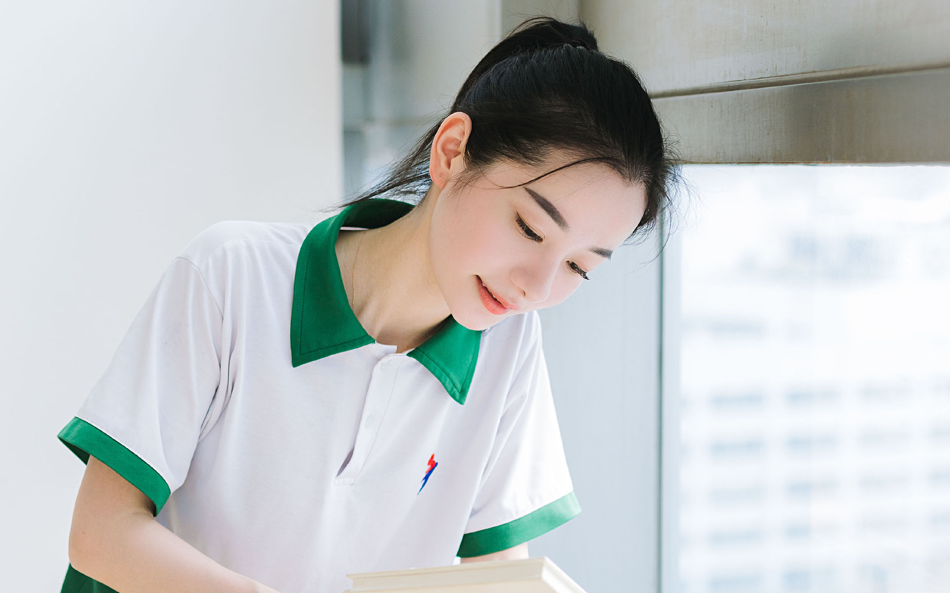 毕业季清纯校服美女高清桌面壁纸
