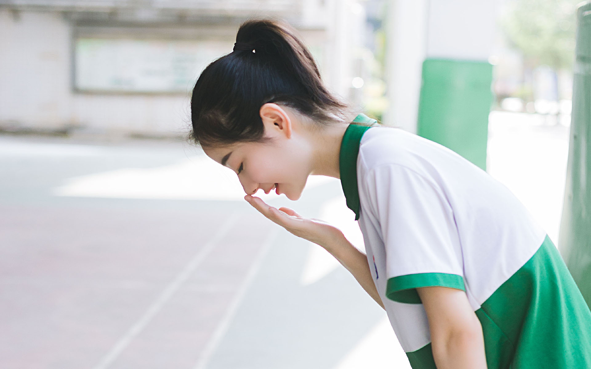 毕业季清纯校服美女高清桌面壁纸