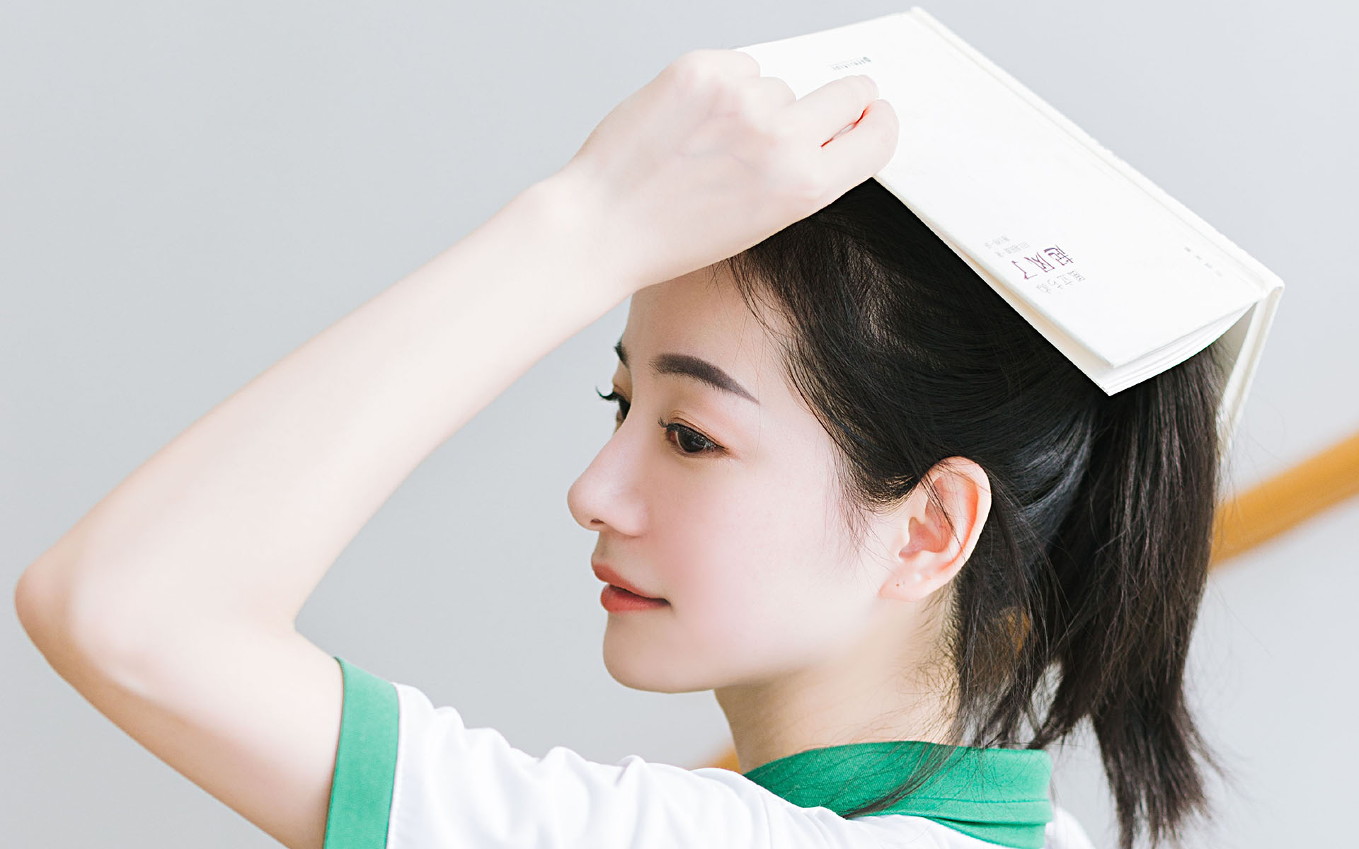 毕业季清纯校服美女高清桌面壁纸