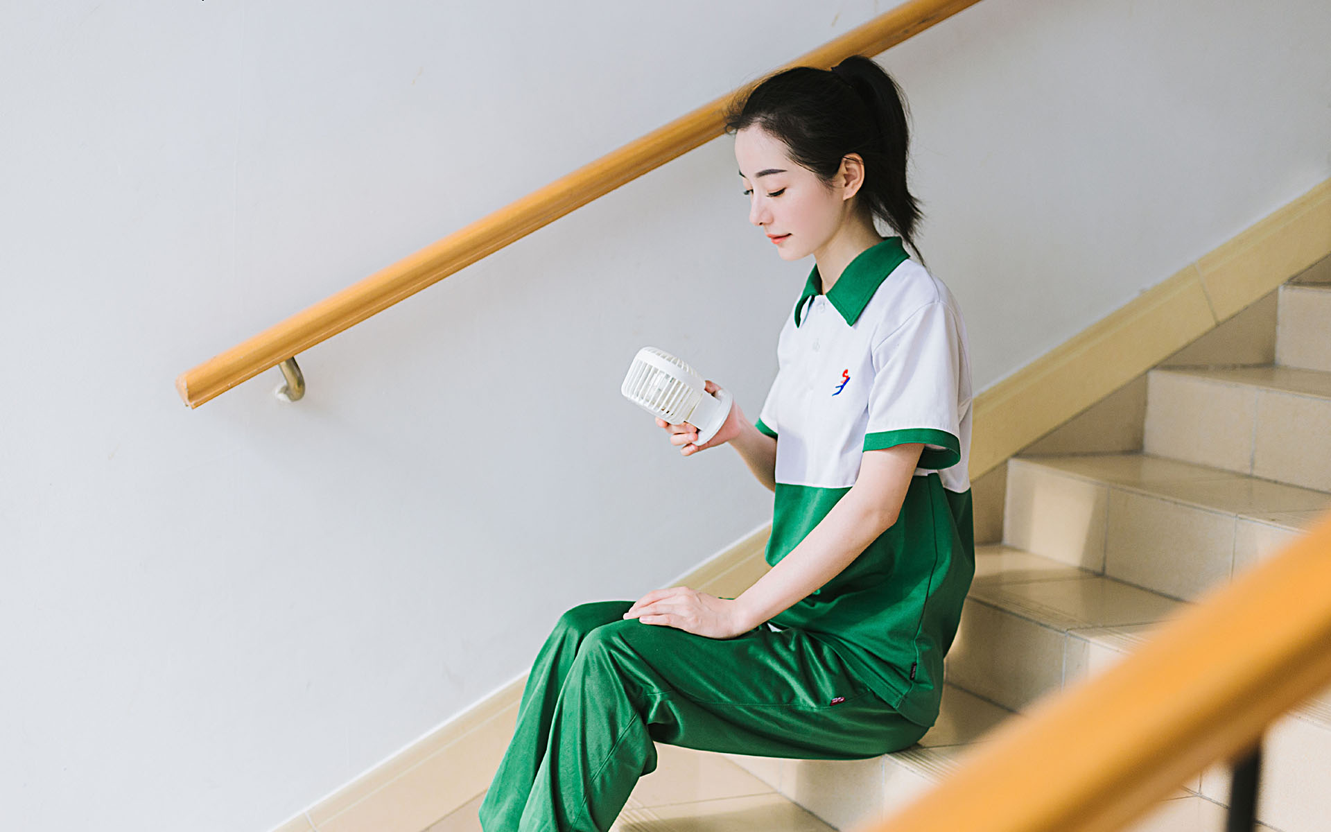 毕业季清纯校服美女高清桌面壁纸