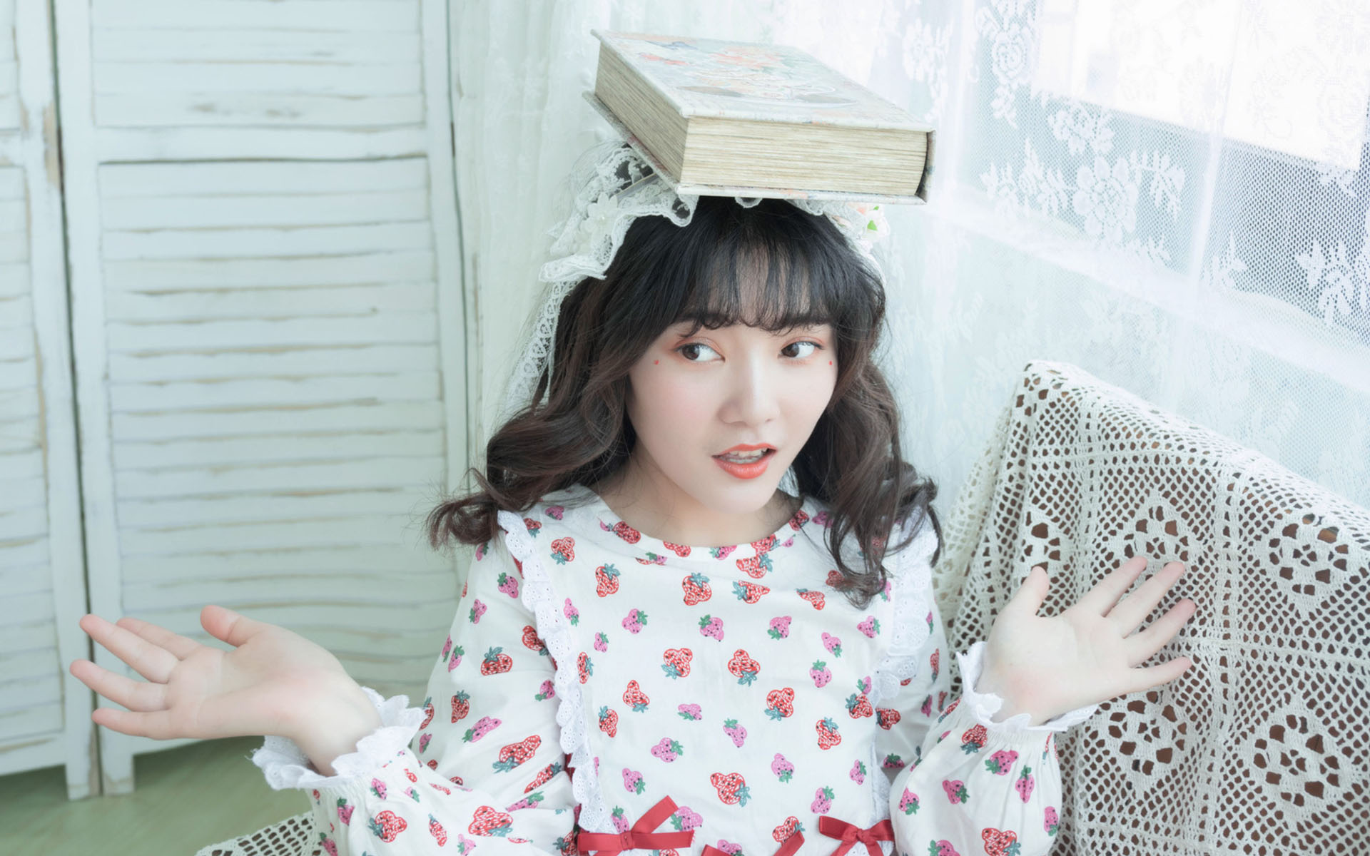 养眼气质美女高清桌面壁纸