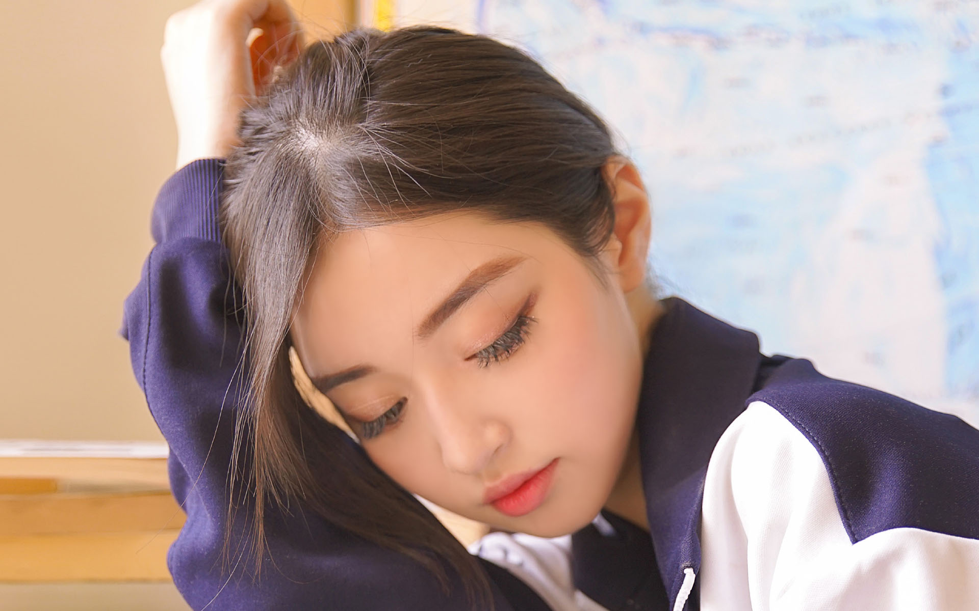 性感电眼美女高清桌面壁纸