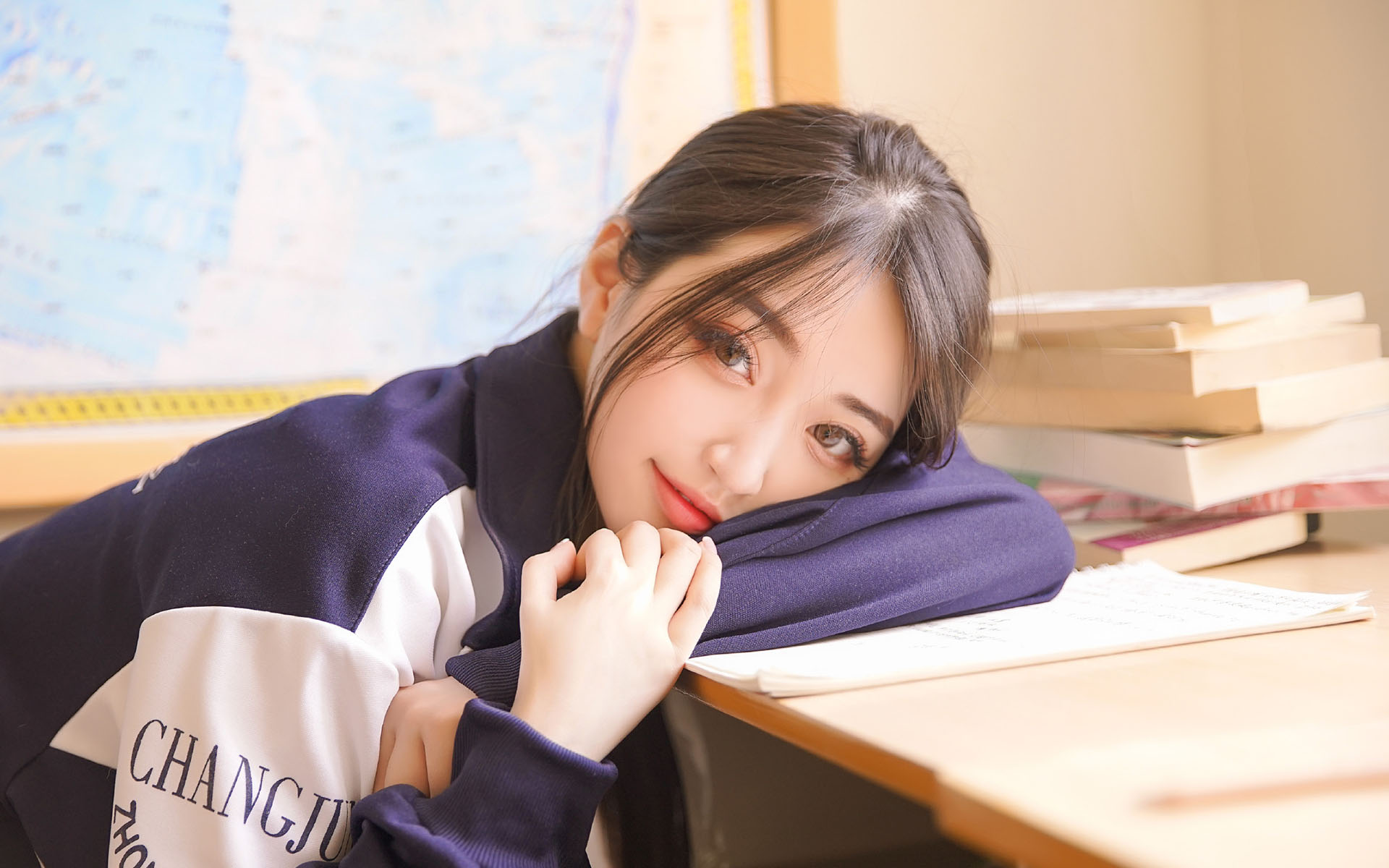 性感电眼美女高清桌面壁纸