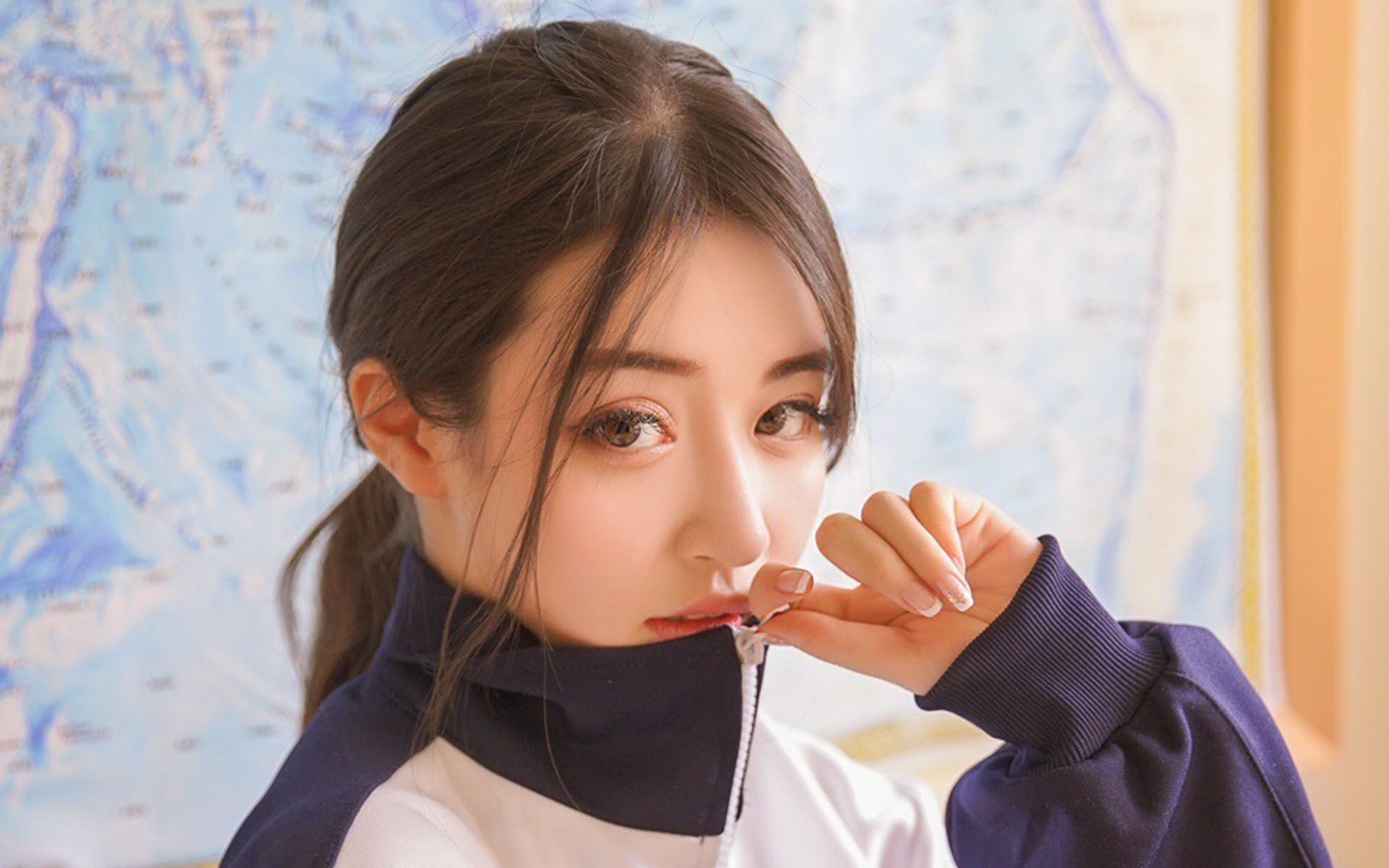 性感电眼美女高清桌面壁纸