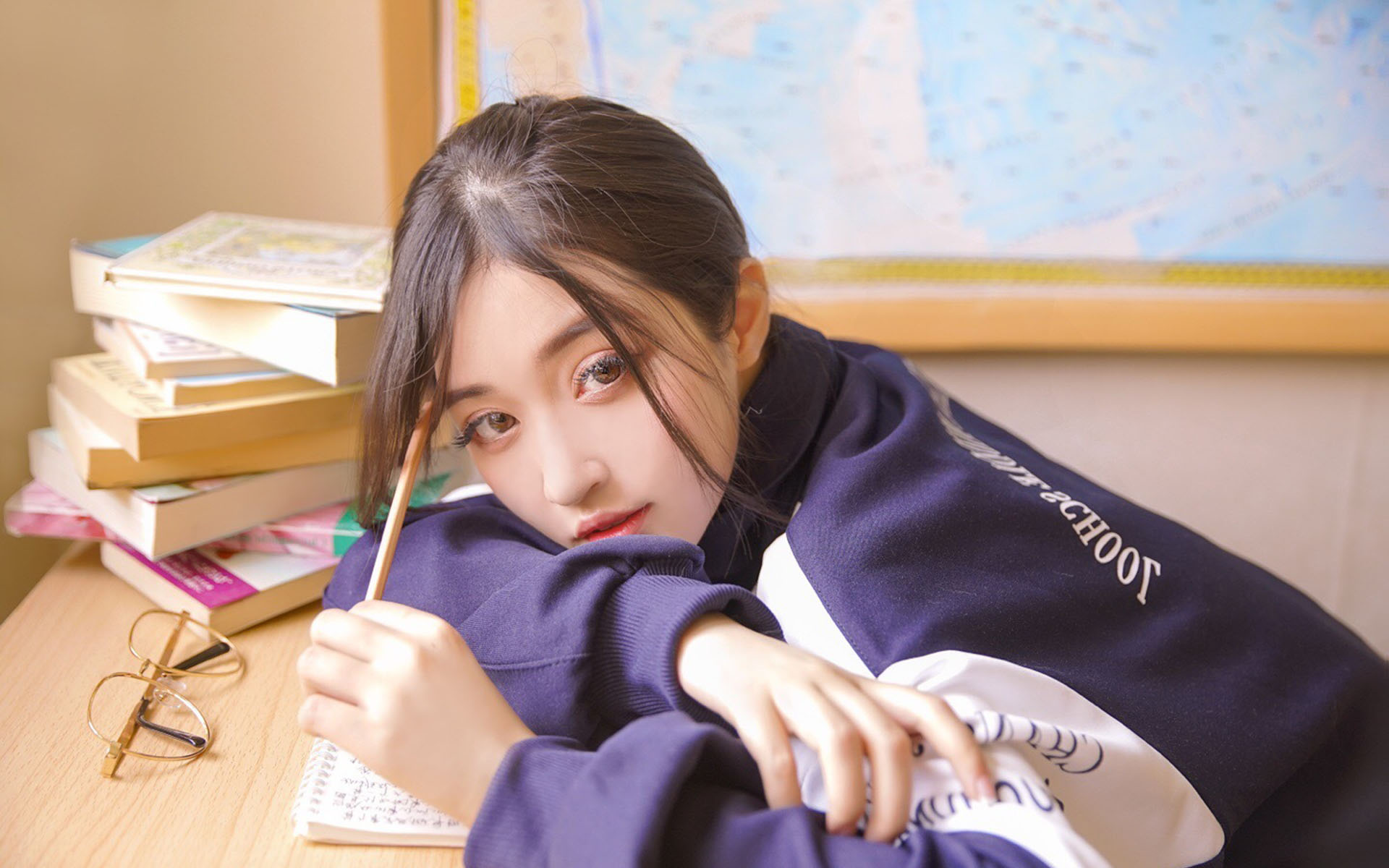 性感电眼美女高清桌面壁纸