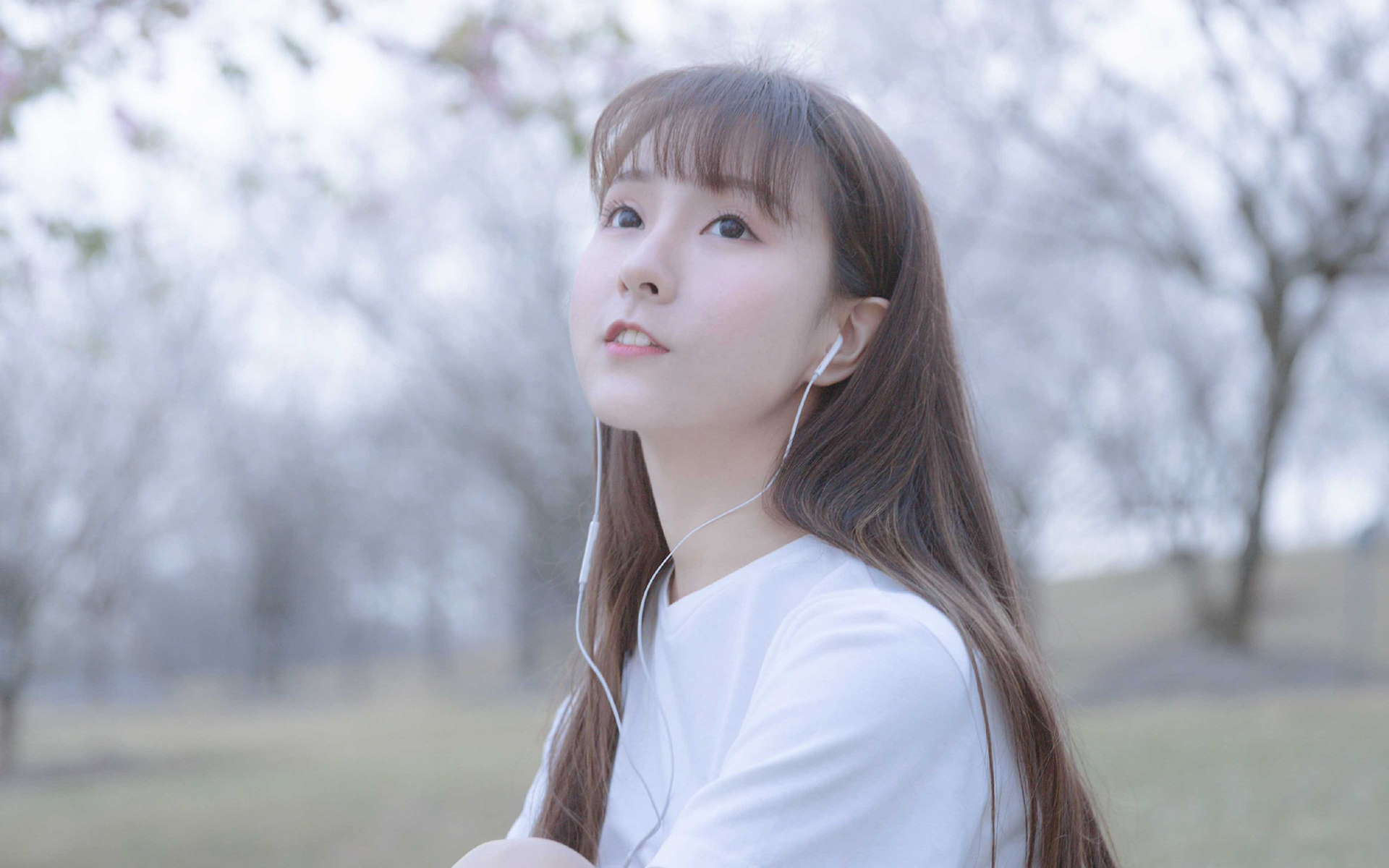 清纯美女甜美户外高清桌面壁纸