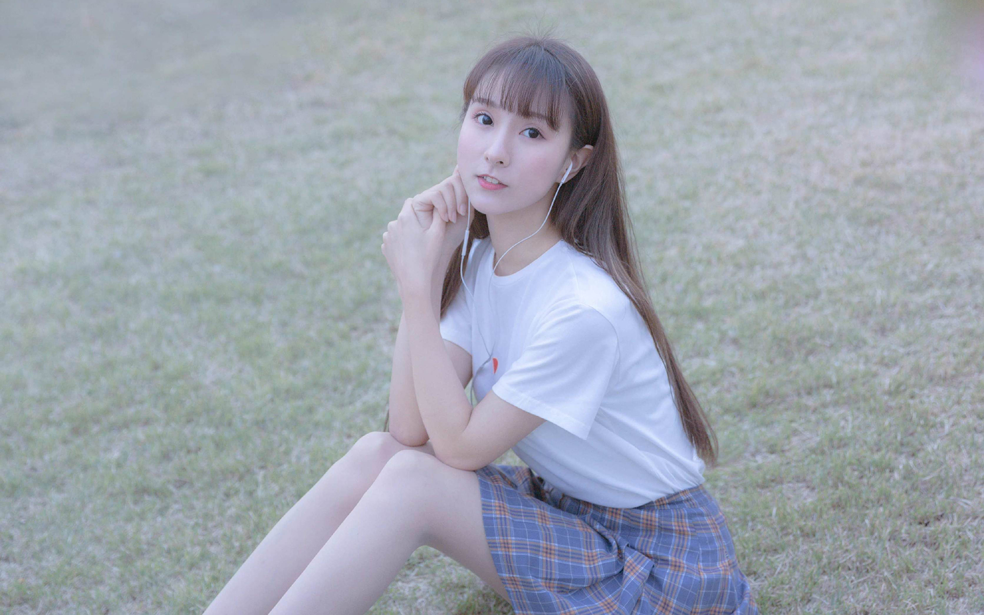 清纯美女甜美户外高清桌面壁纸