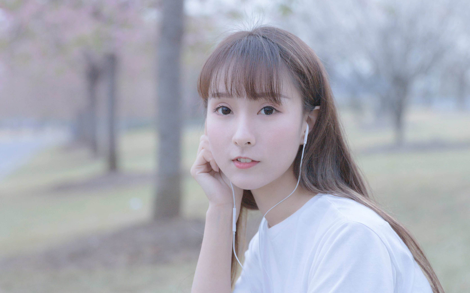 清纯美女甜美户外高清桌面壁纸