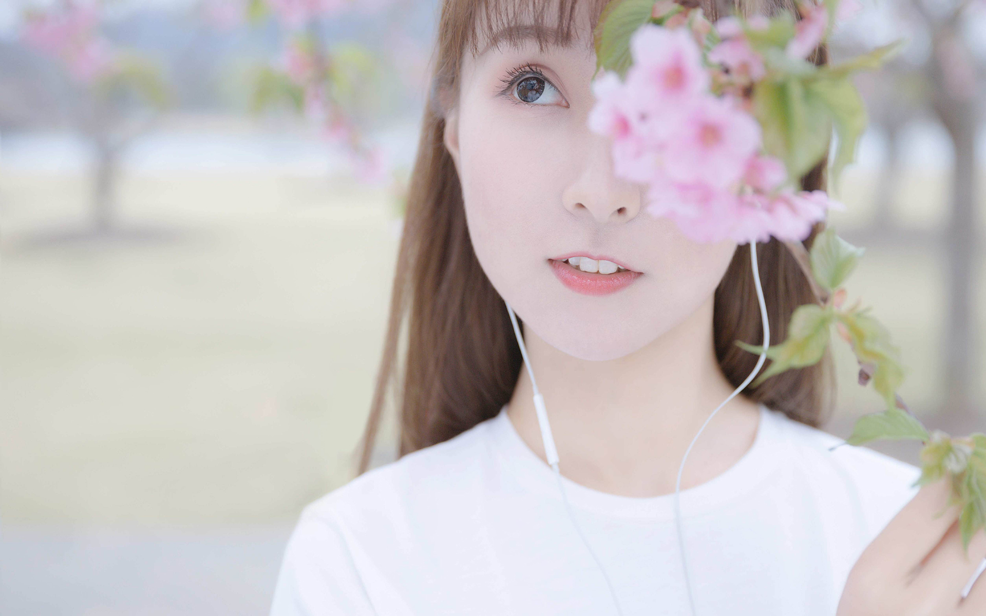 清纯美女甜美户外高清桌面壁纸
