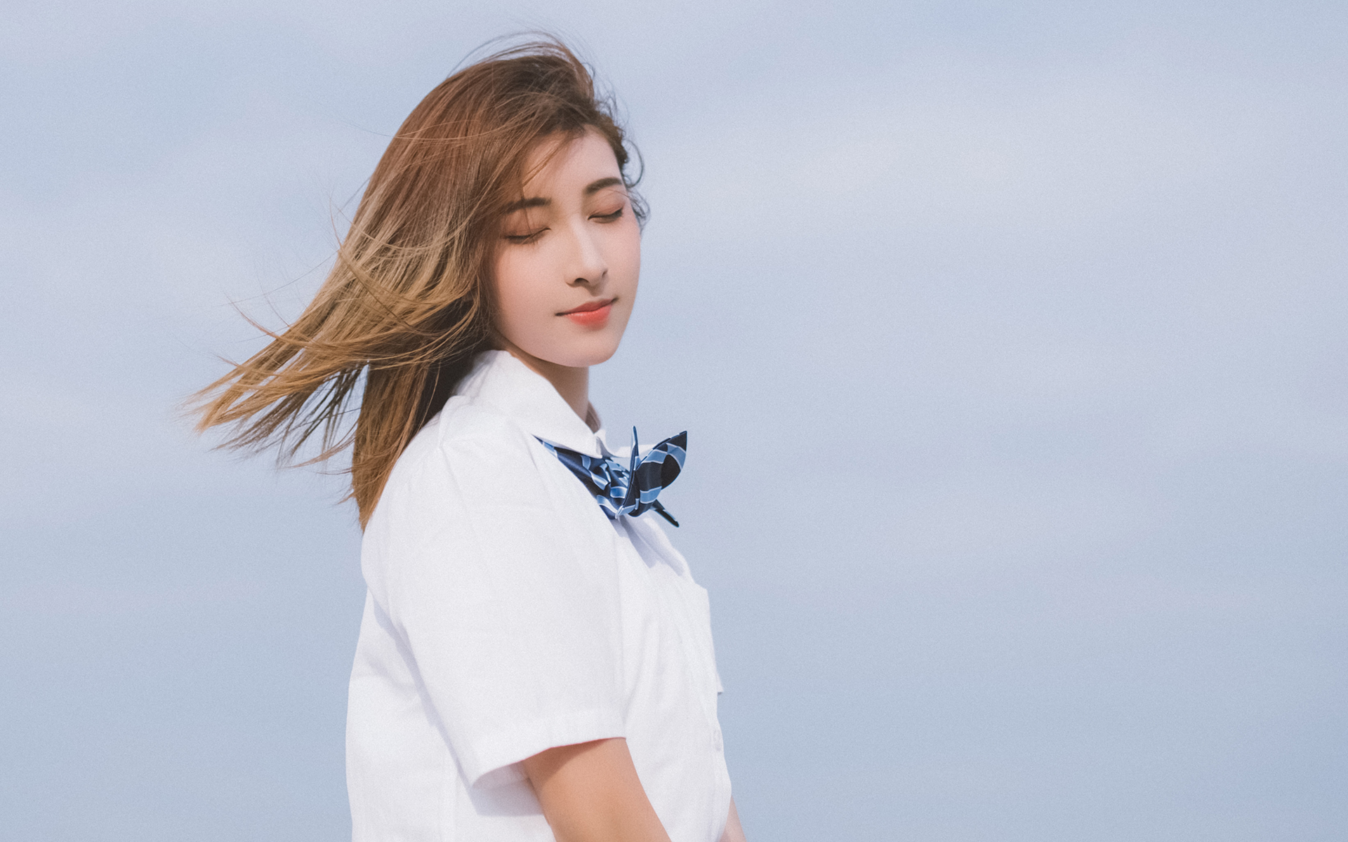超甜美制服少女高清桌面壁纸