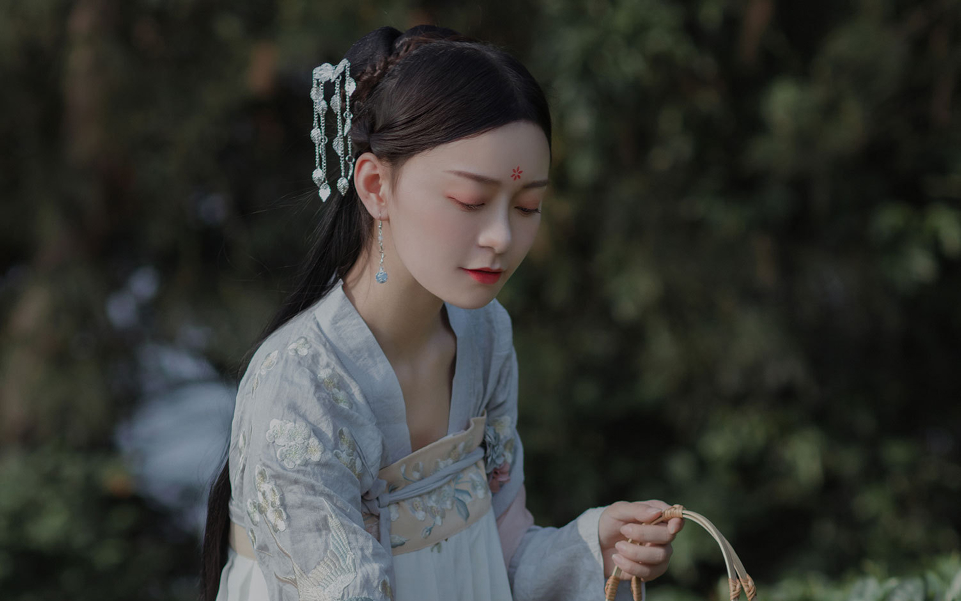 性感古装美女茶园高清桌面壁纸