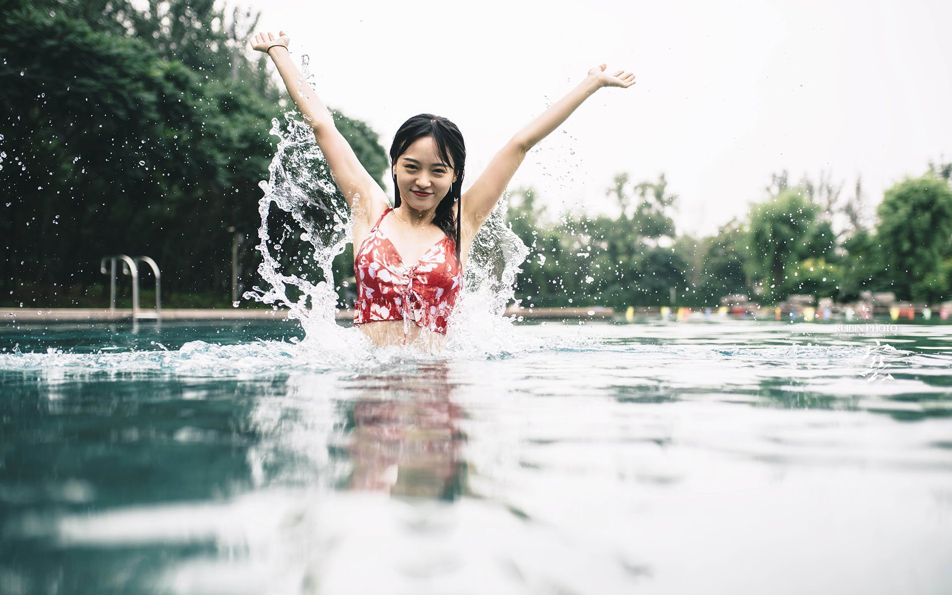俏皮泳装美女湿身诱惑高清桌面壁纸