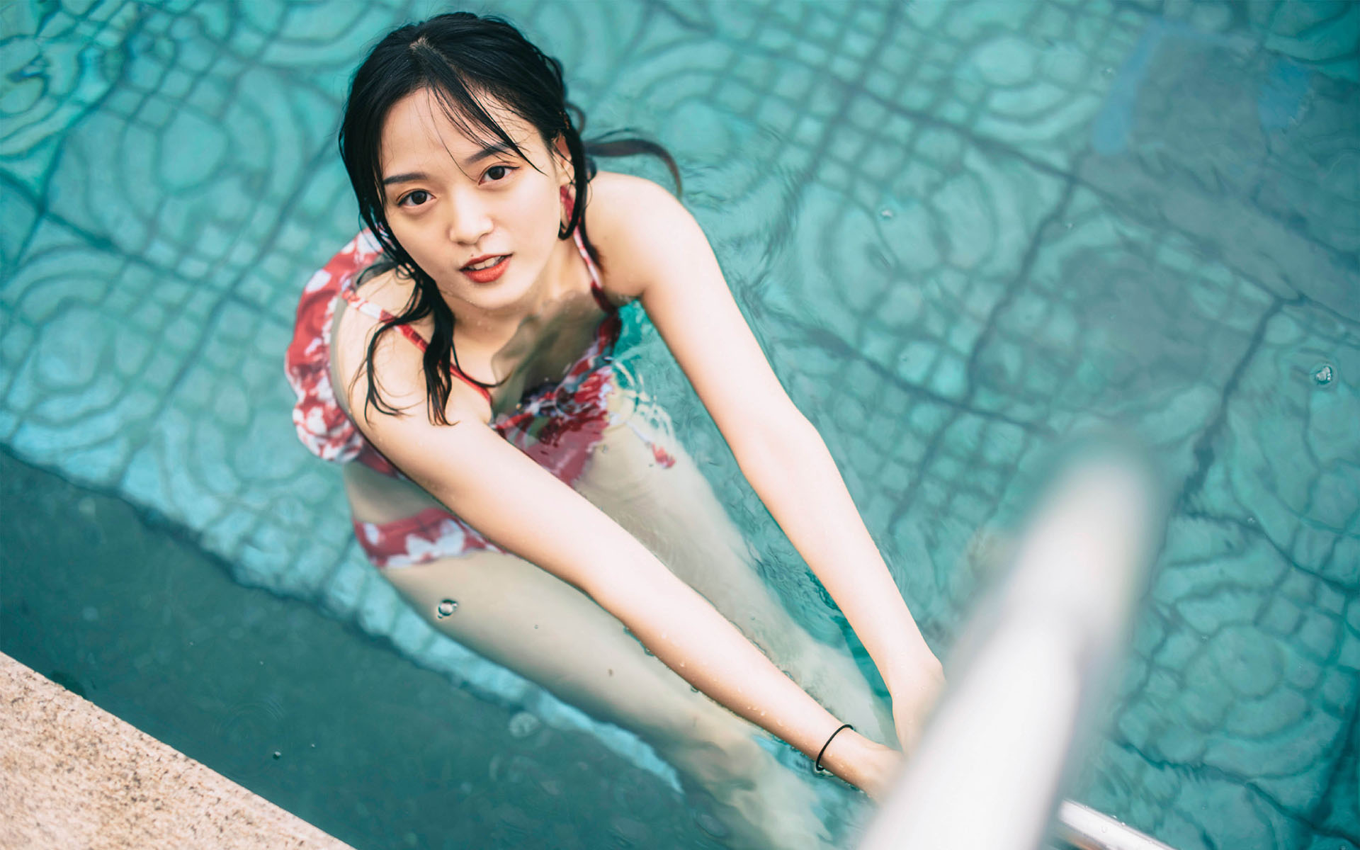 俏皮泳装美女湿身诱惑高清桌面壁纸