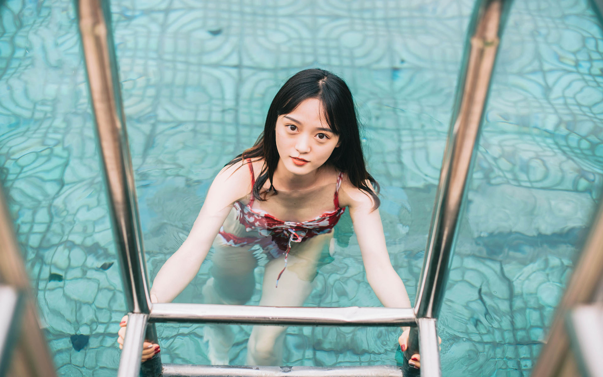 俏皮泳装美女湿身诱惑高清桌面壁纸