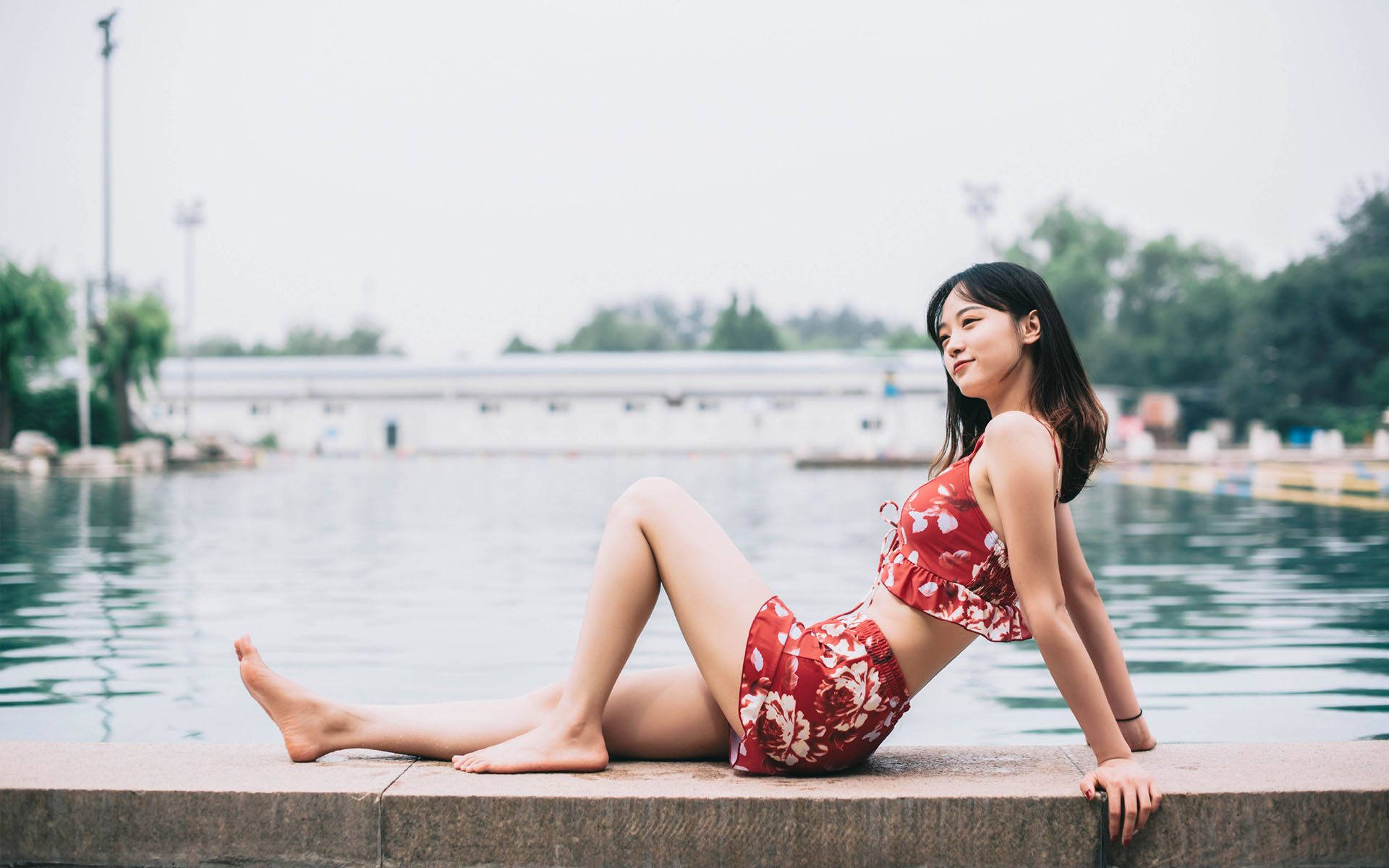 俏皮泳装美女湿身诱惑高清桌面壁纸