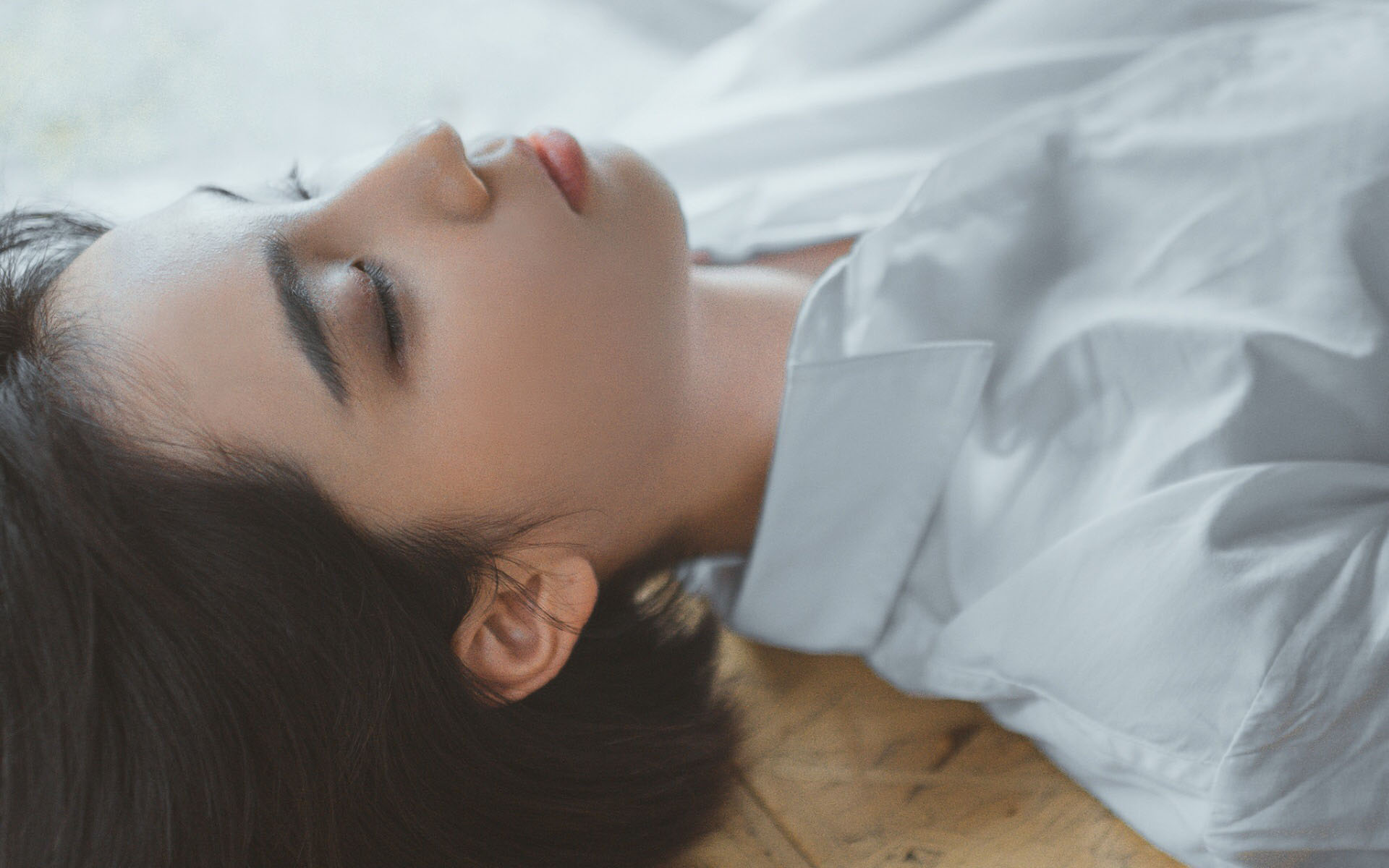 日系清纯短发美女高清桌面壁纸