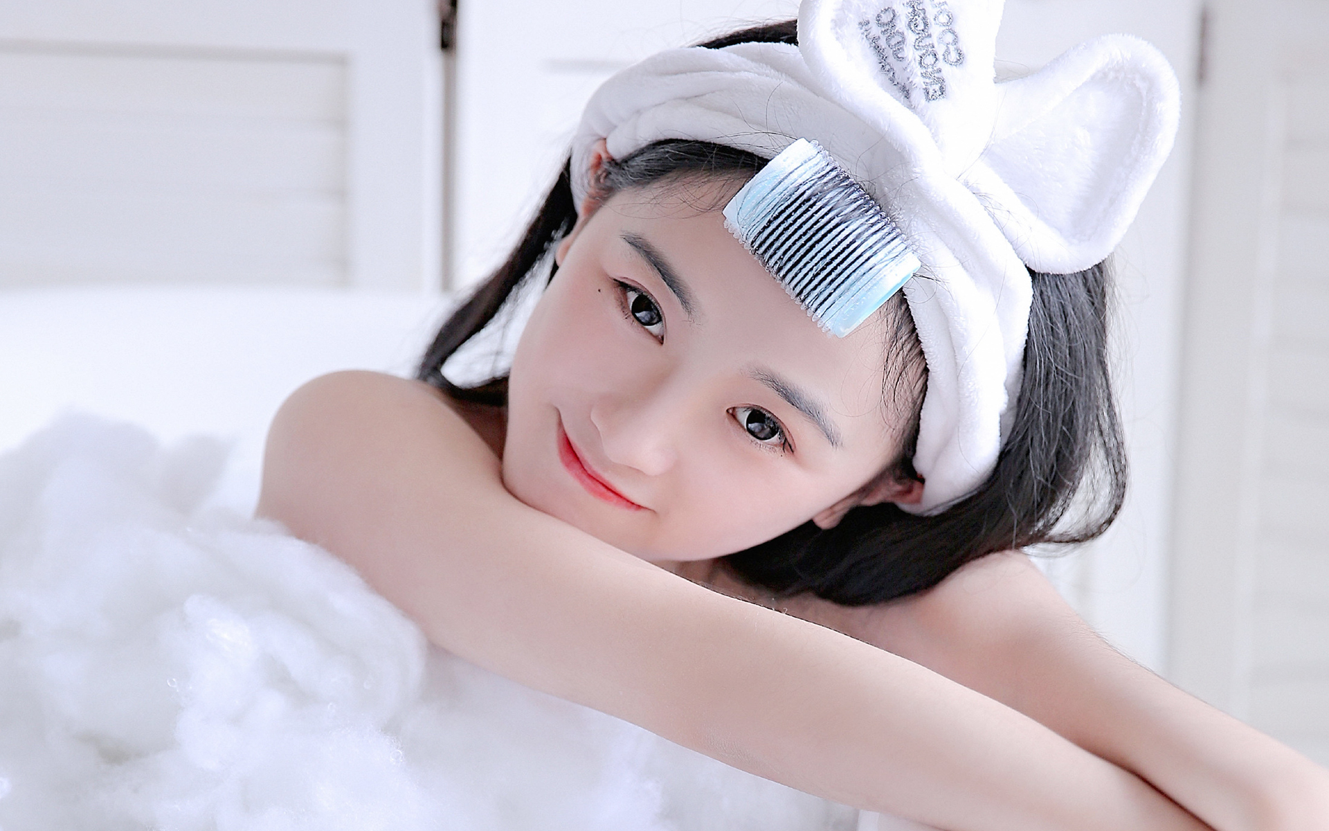 俏皮少女浴缸性感写真图片壁纸