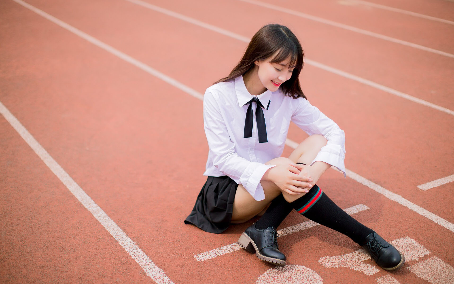 清纯制服美女操场高清桌面壁纸