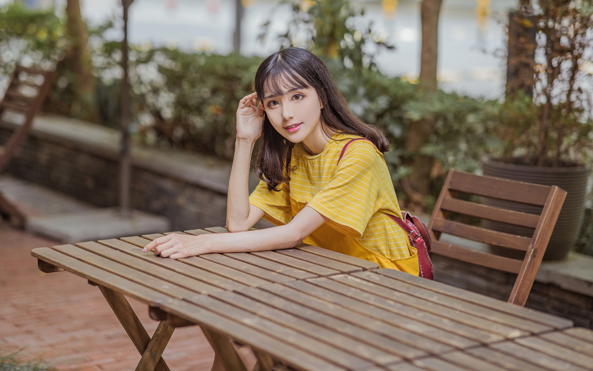 性感大眼美女高清桌面壁纸