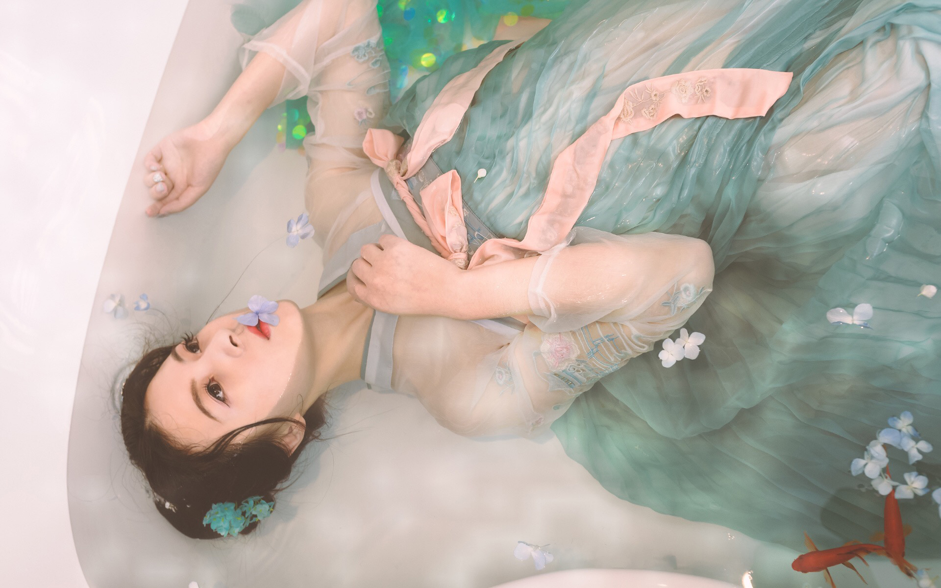 古装美女浴室湿身高清桌面壁纸