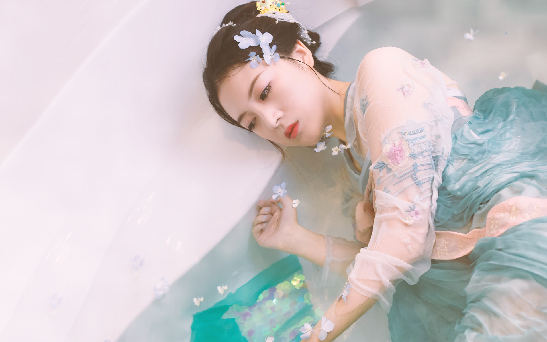 古装美女浴室湿身高清桌面壁纸