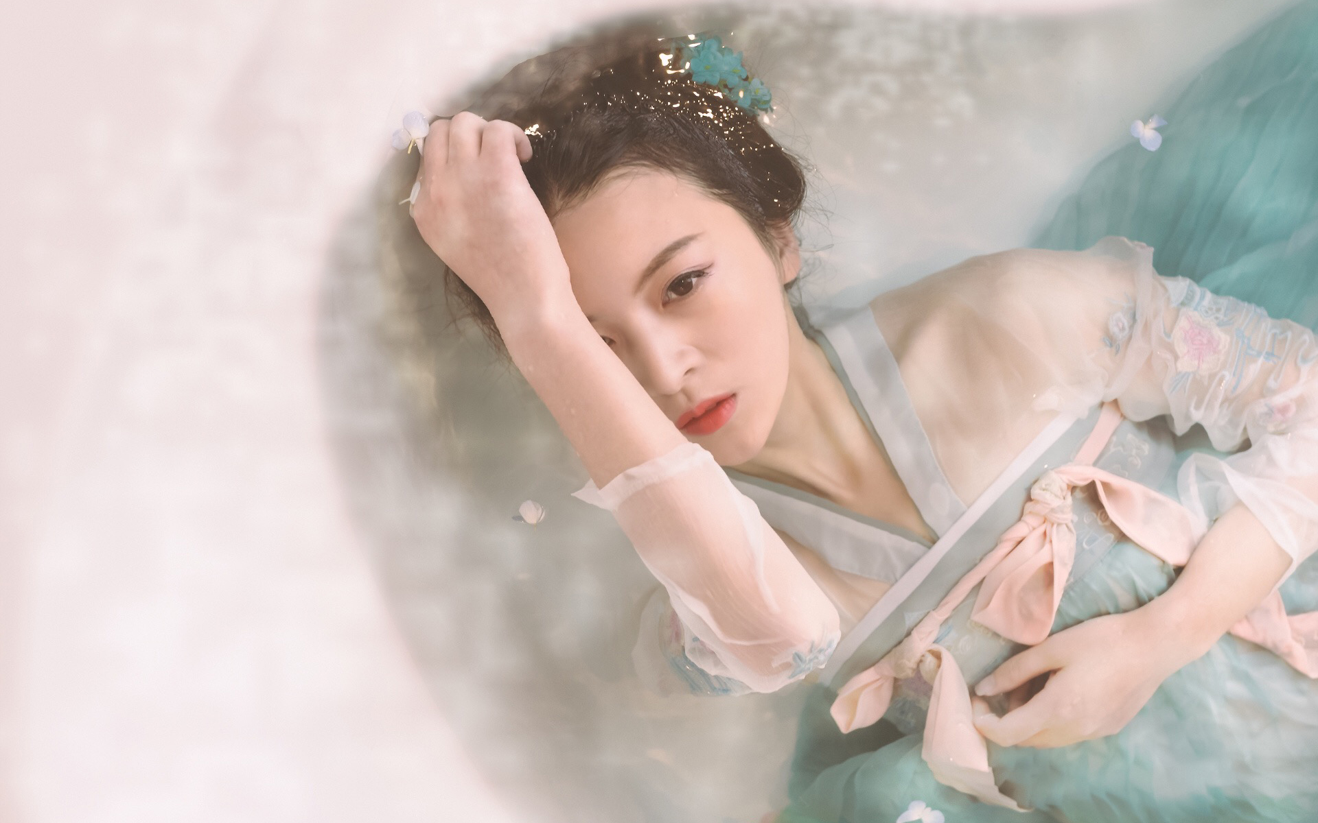 古装美女浴室湿身高清桌面壁纸
