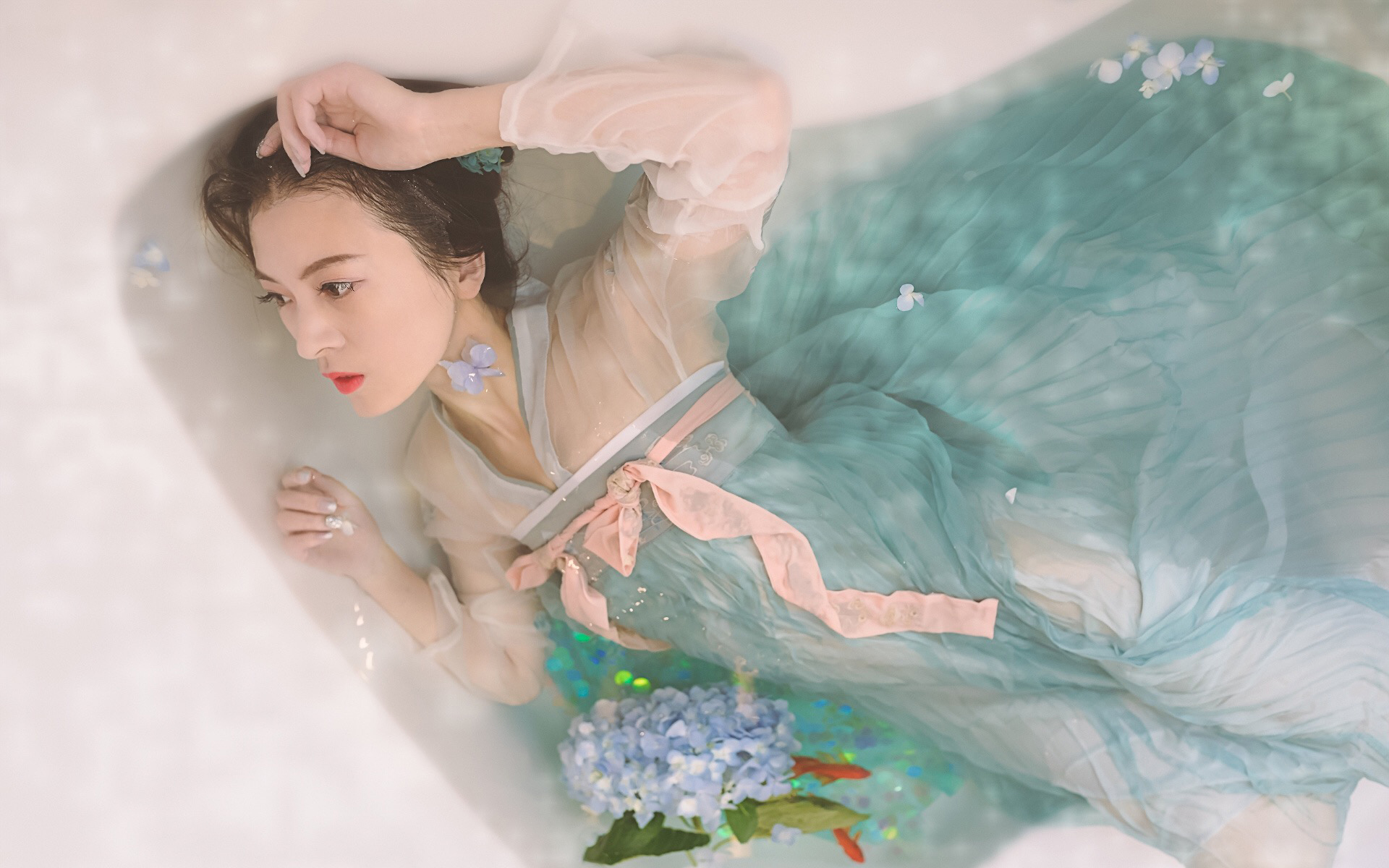 古装美女浴室湿身高清桌面壁纸