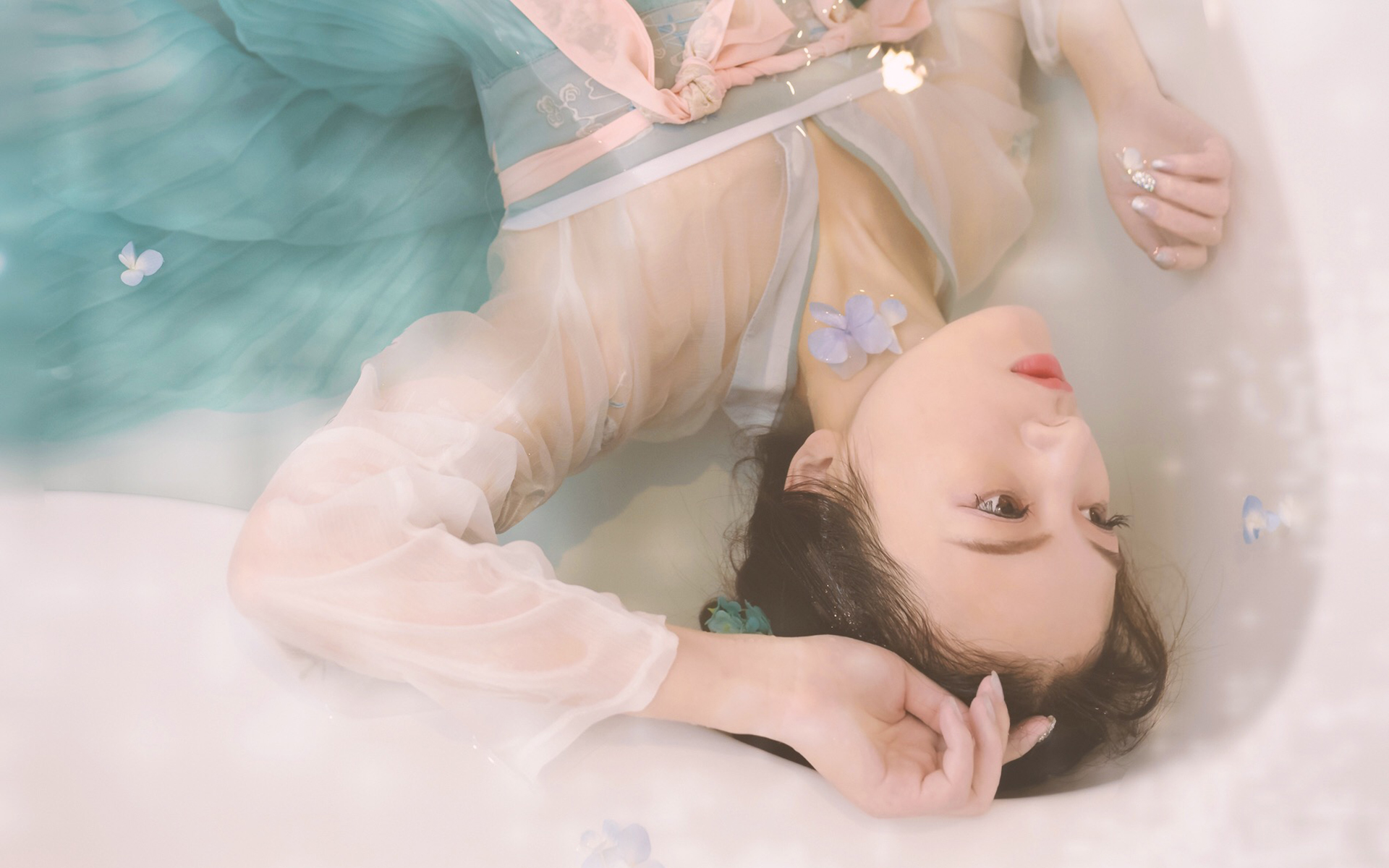 古装美女浴室湿身高清桌面壁纸
