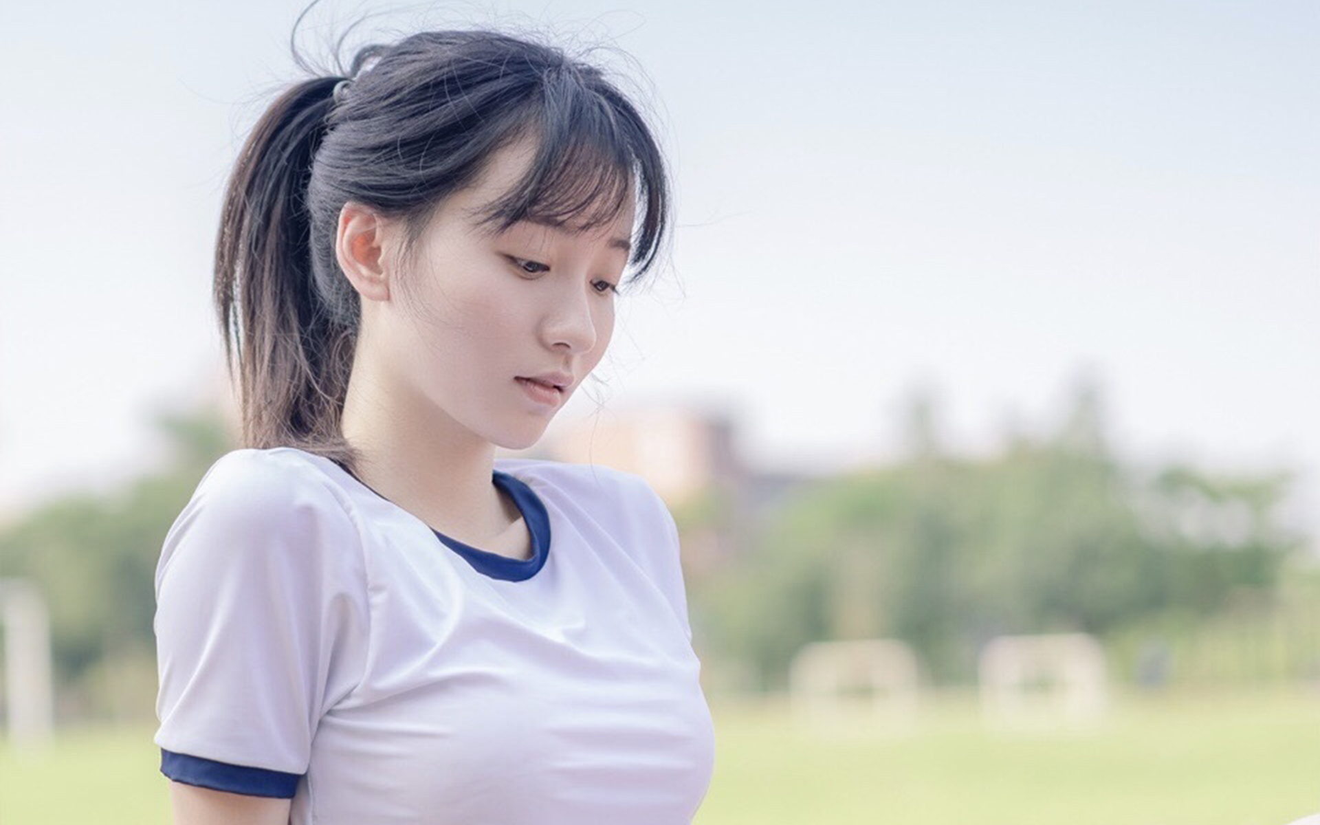 清纯马尾少女操场高清桌面壁纸