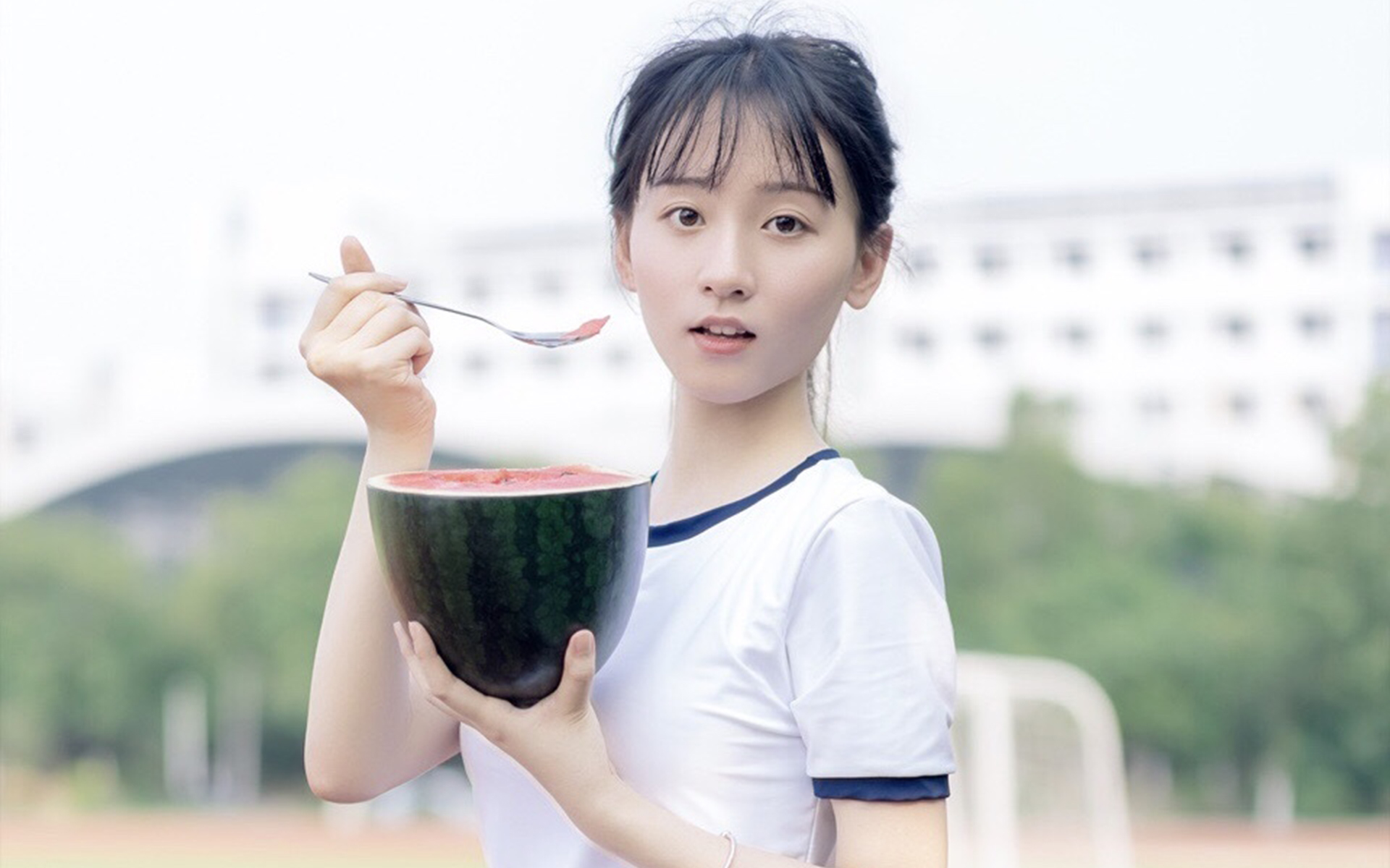 清纯马尾少女操场高清桌面壁纸