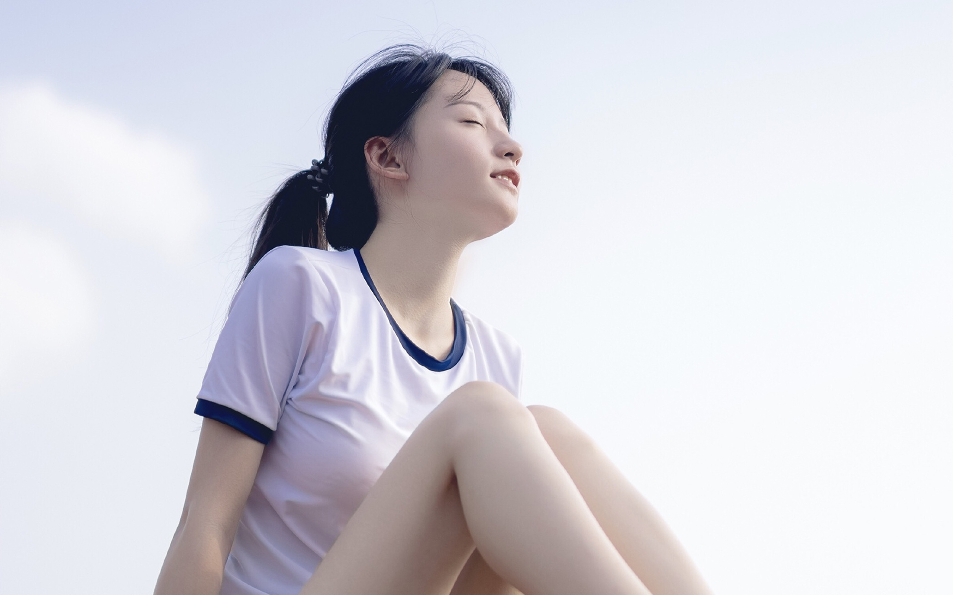 清纯马尾少女操场高清桌面壁纸