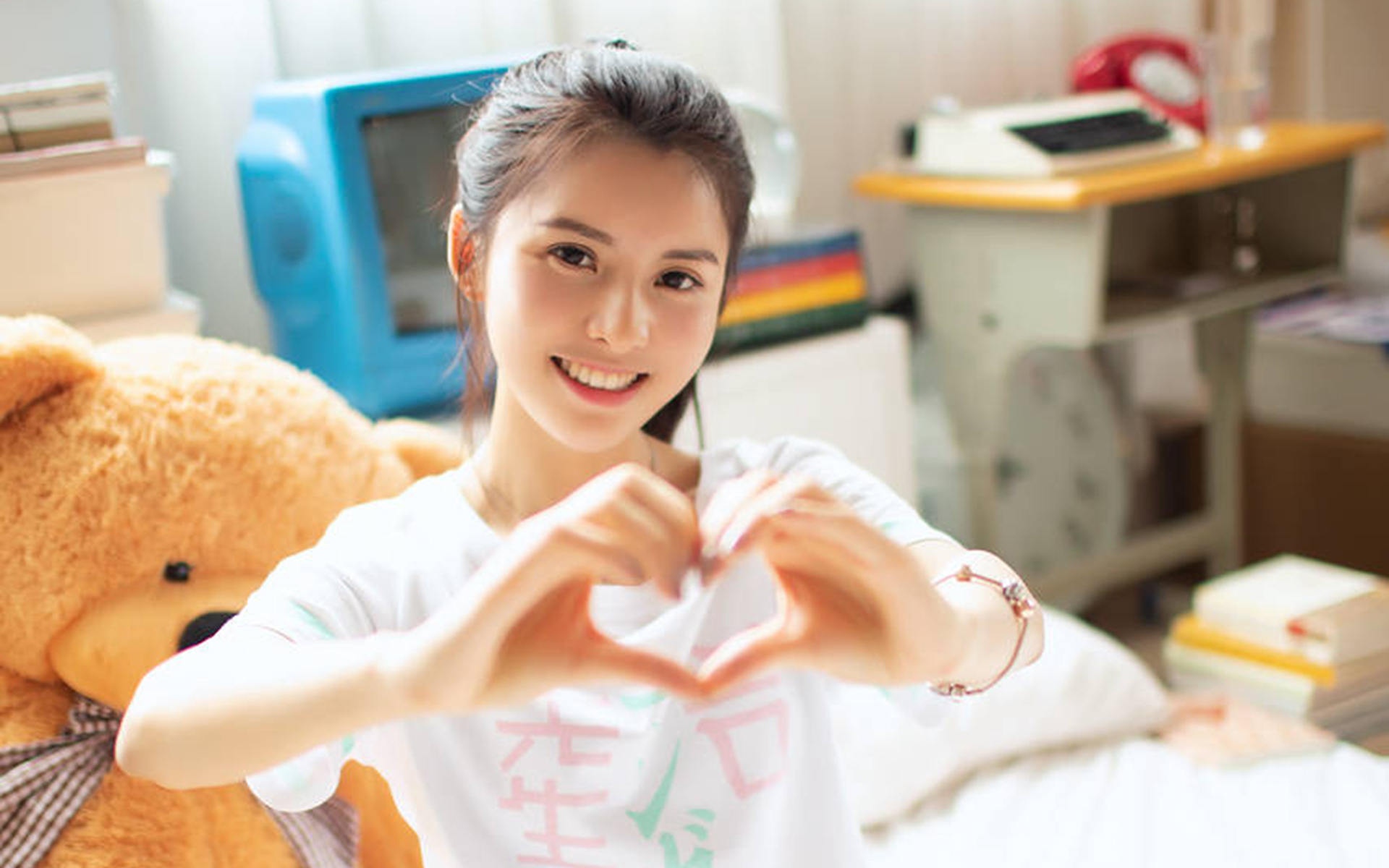 性感马尾少女高清桌面壁纸