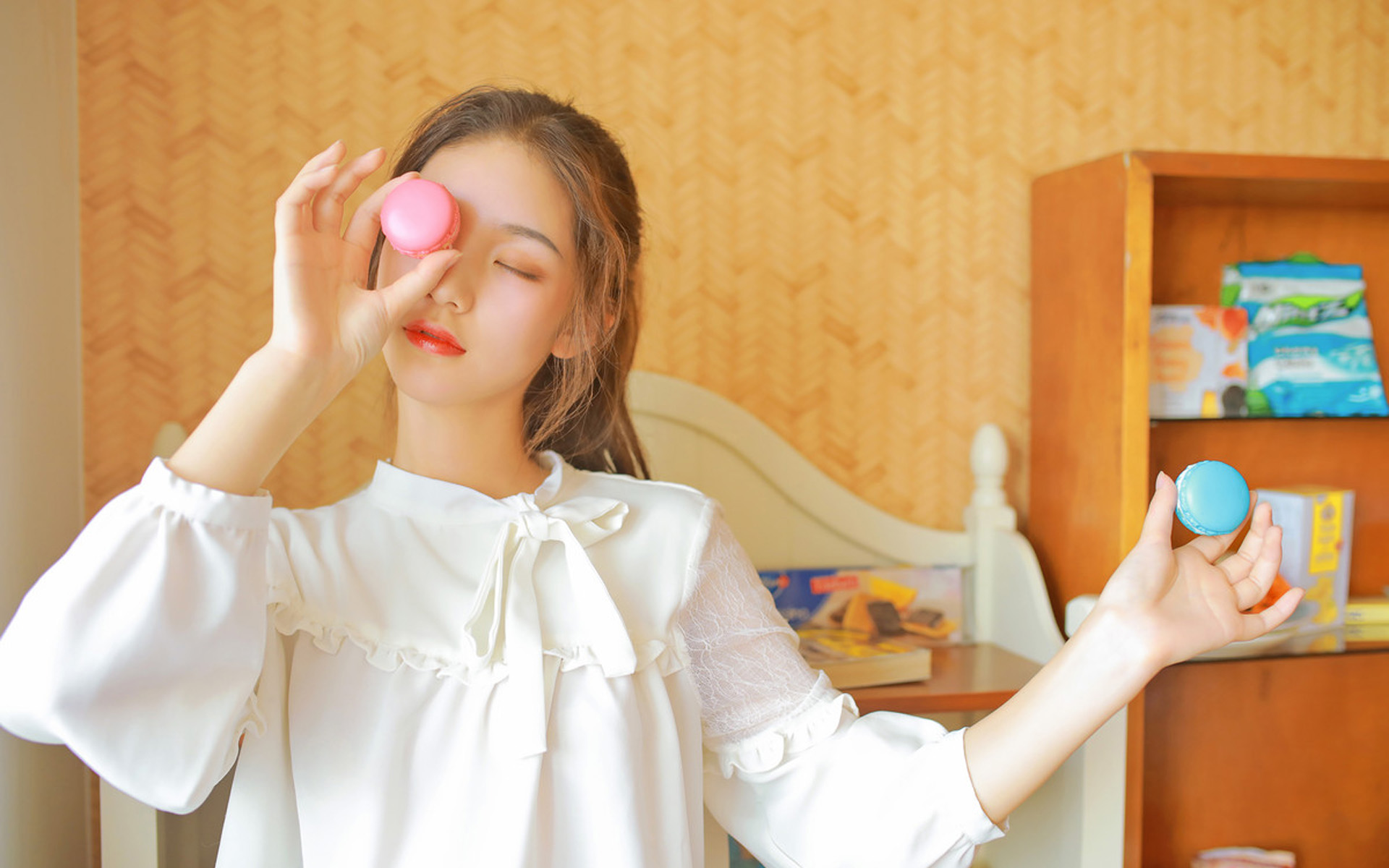 阳光美女居家写真图片桌面壁纸