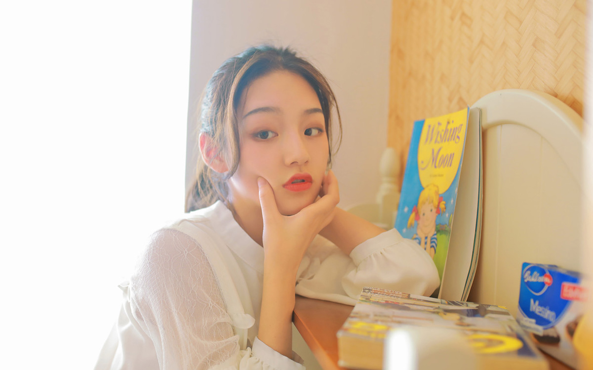 阳光美女居家写真图片桌面壁纸