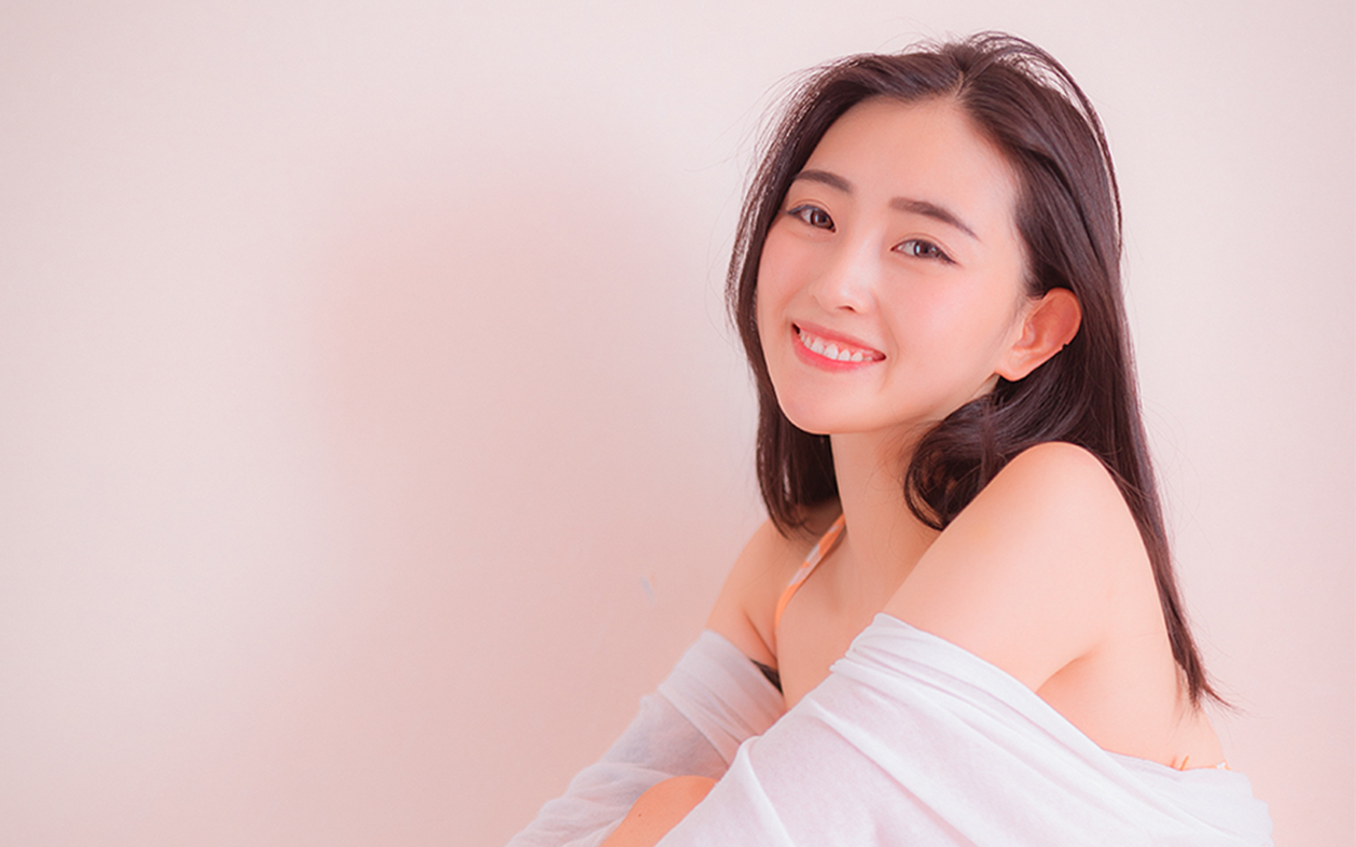 白皙清纯美女高清桌面壁纸
