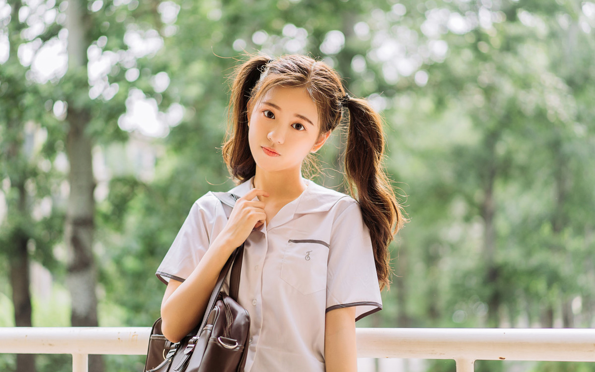 可爱美少女学生制服写真图片壁纸