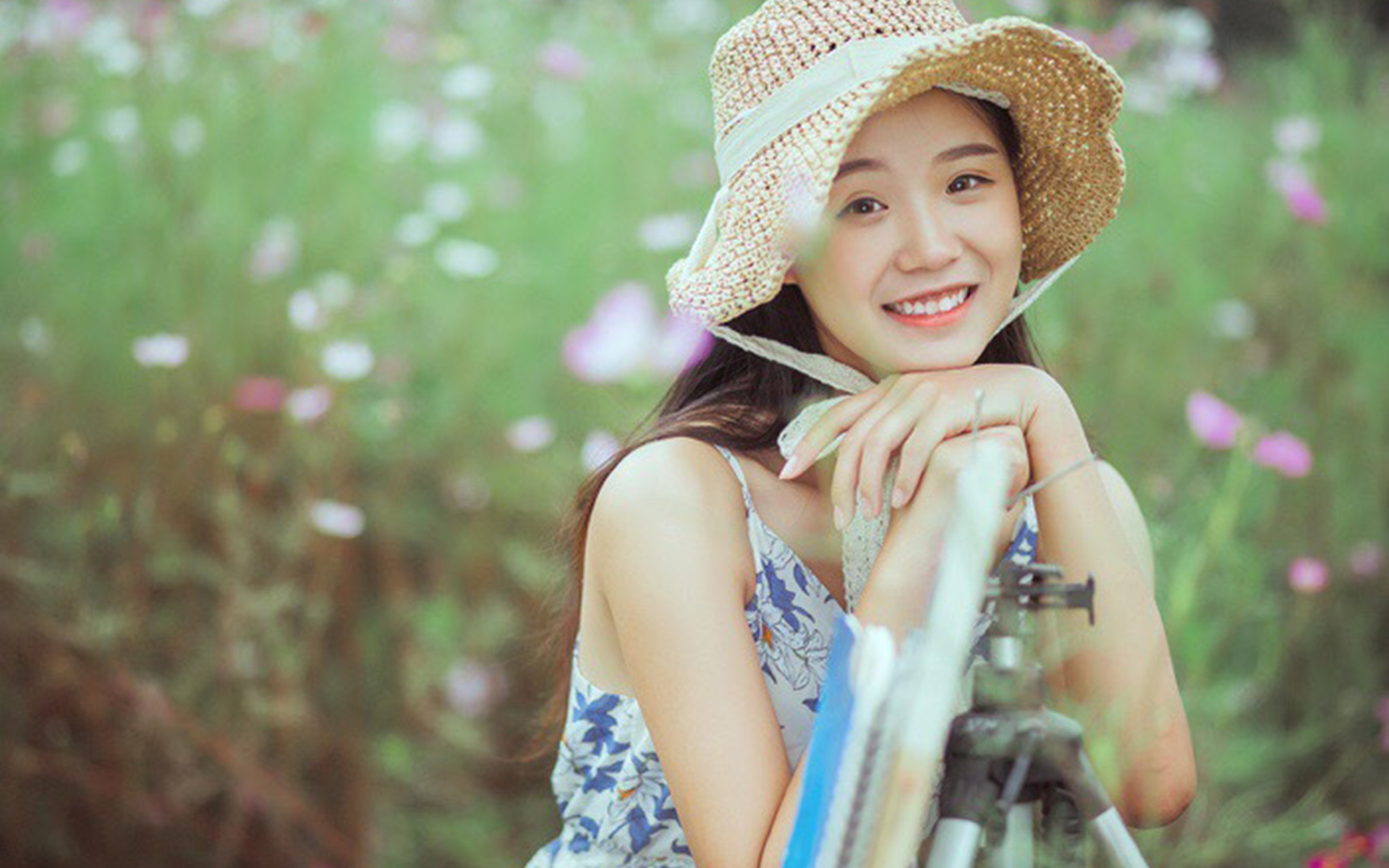文艺清纯草帽美女高清桌面壁纸