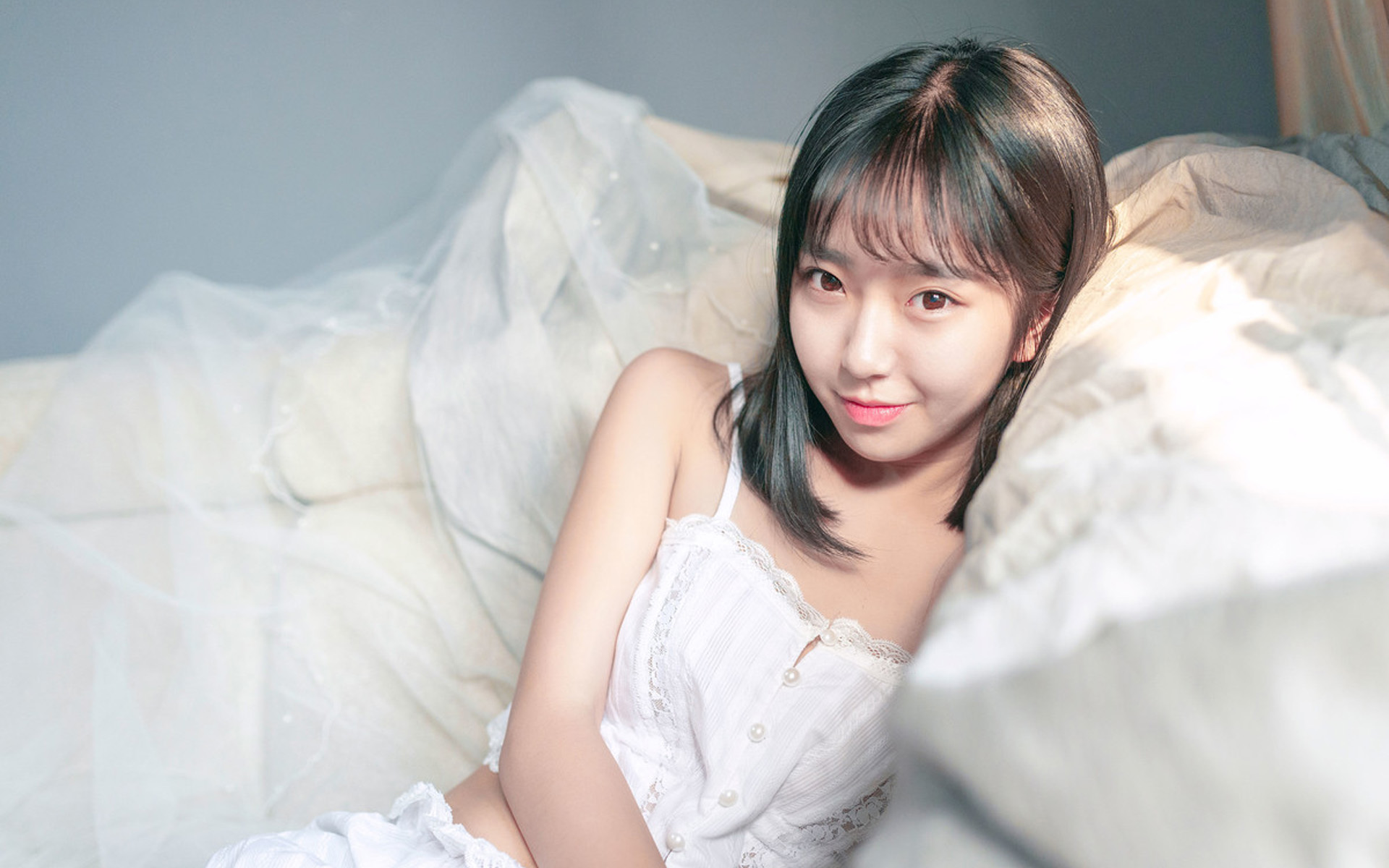 吊带美女性感私房图片电脑壁纸