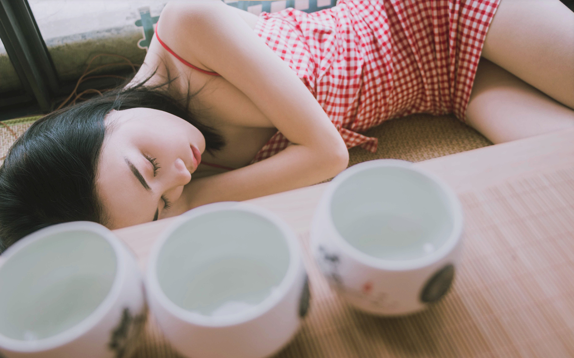 养眼吊带美女唯美高清桌面壁纸