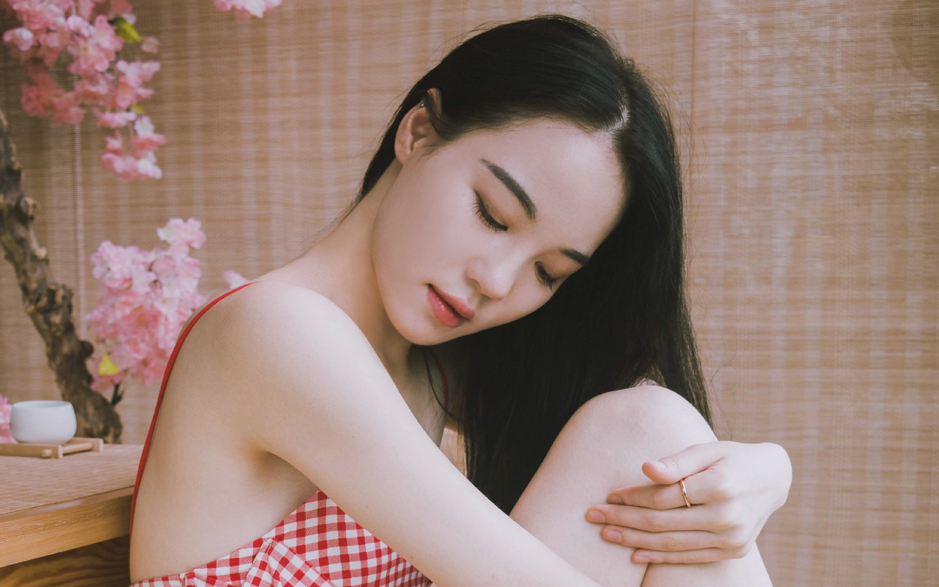 养眼吊带美女唯美高清桌面壁纸