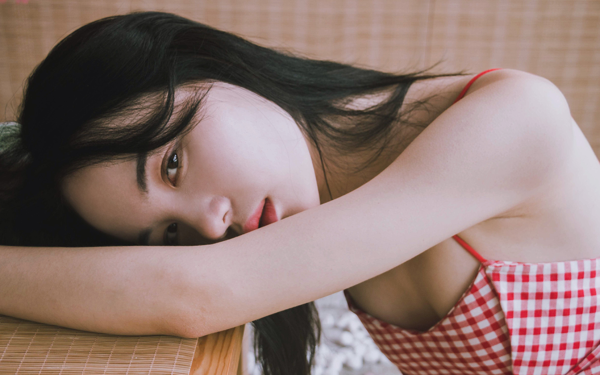 养眼吊带美女唯美高清桌面壁纸