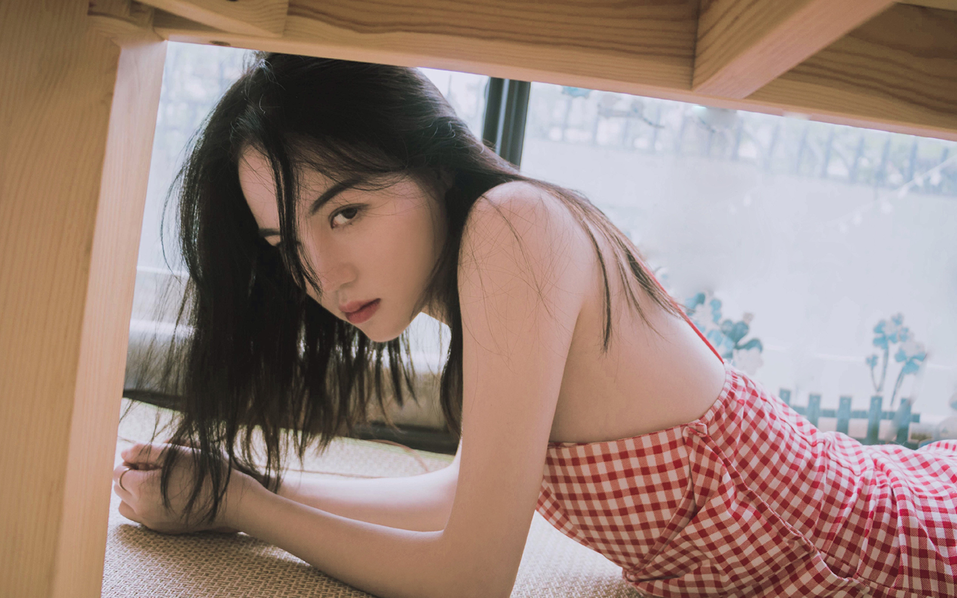养眼吊带美女唯美高清桌面壁纸