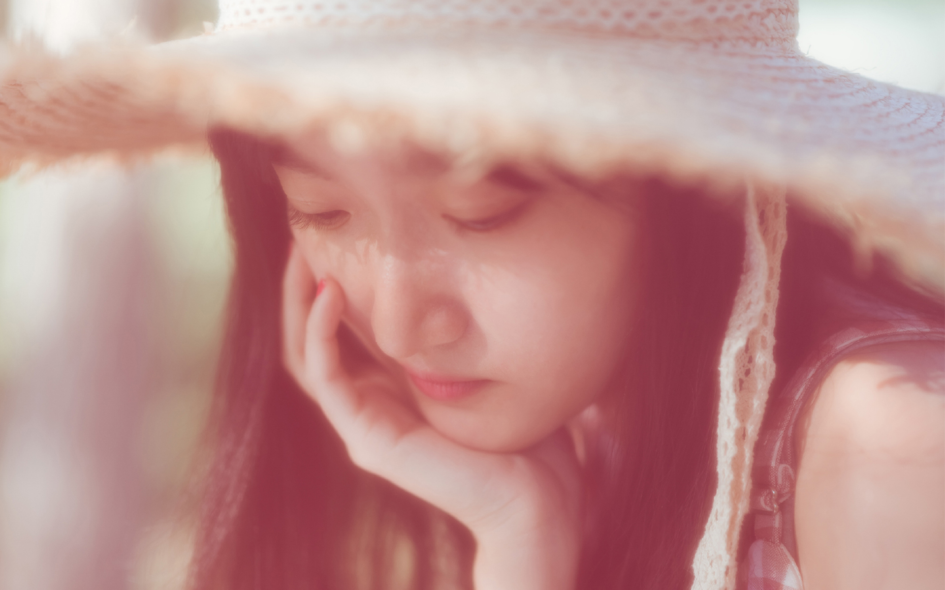 清纯草帽美女高清桌面壁纸
