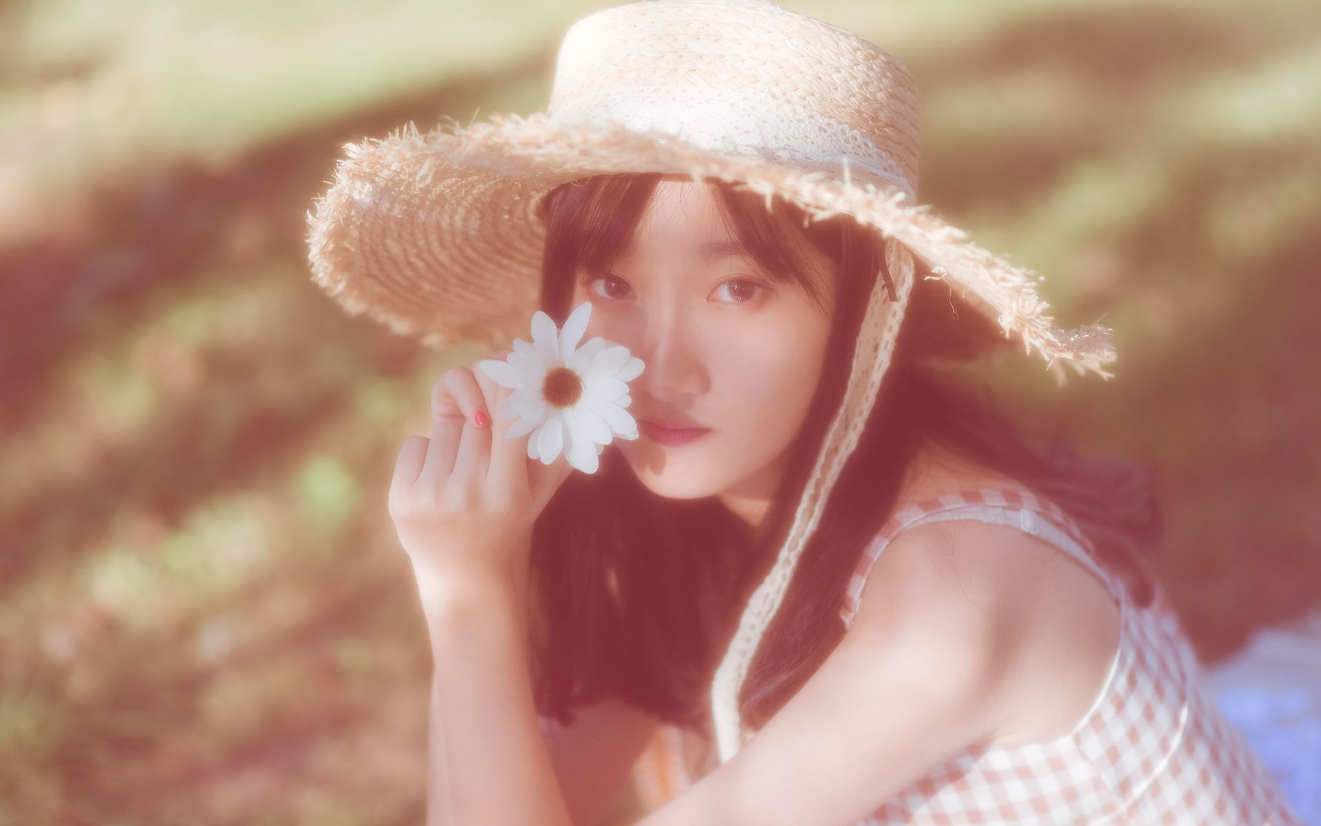 清纯草帽美女高清桌面壁纸