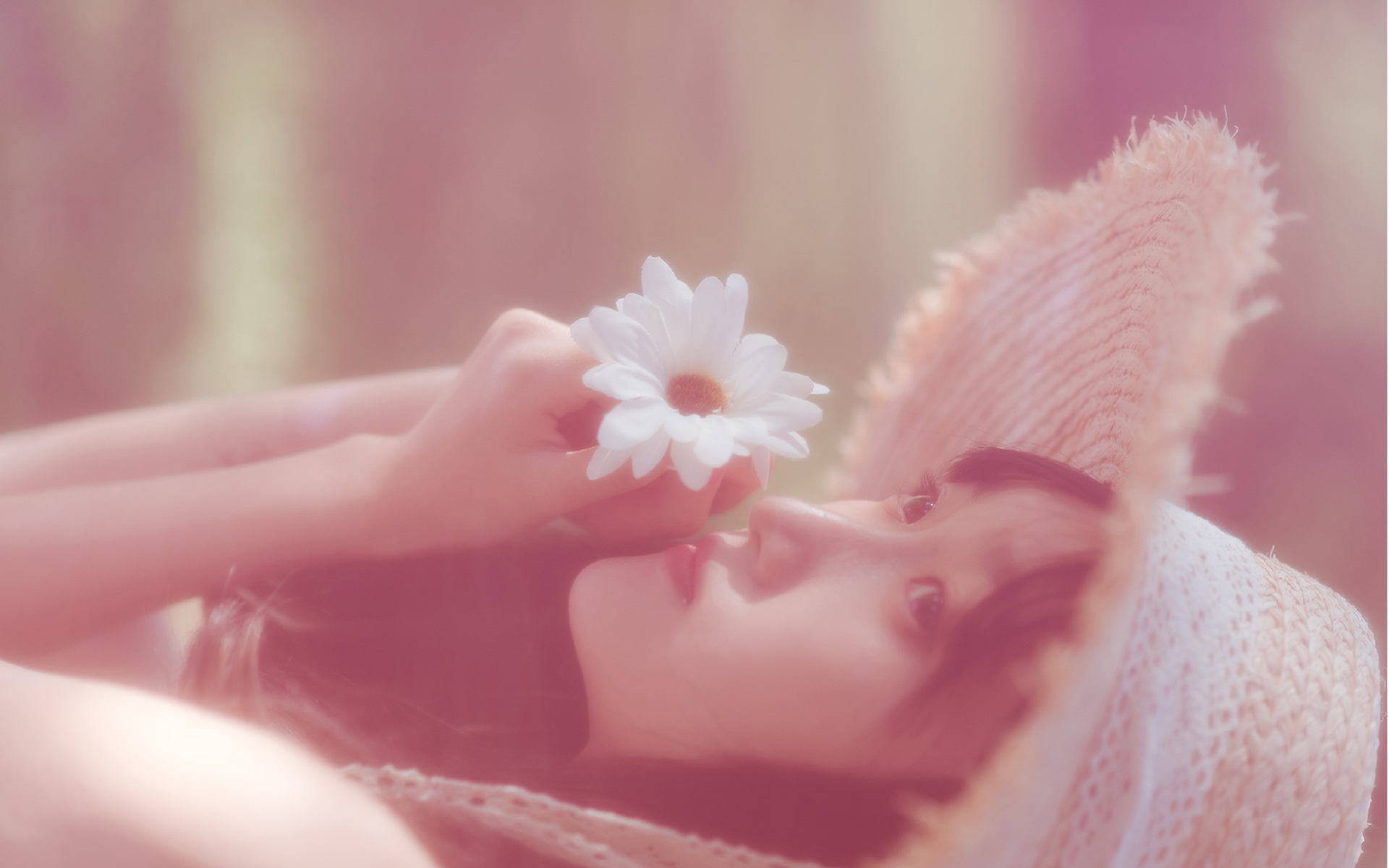 清纯草帽美女高清桌面壁纸