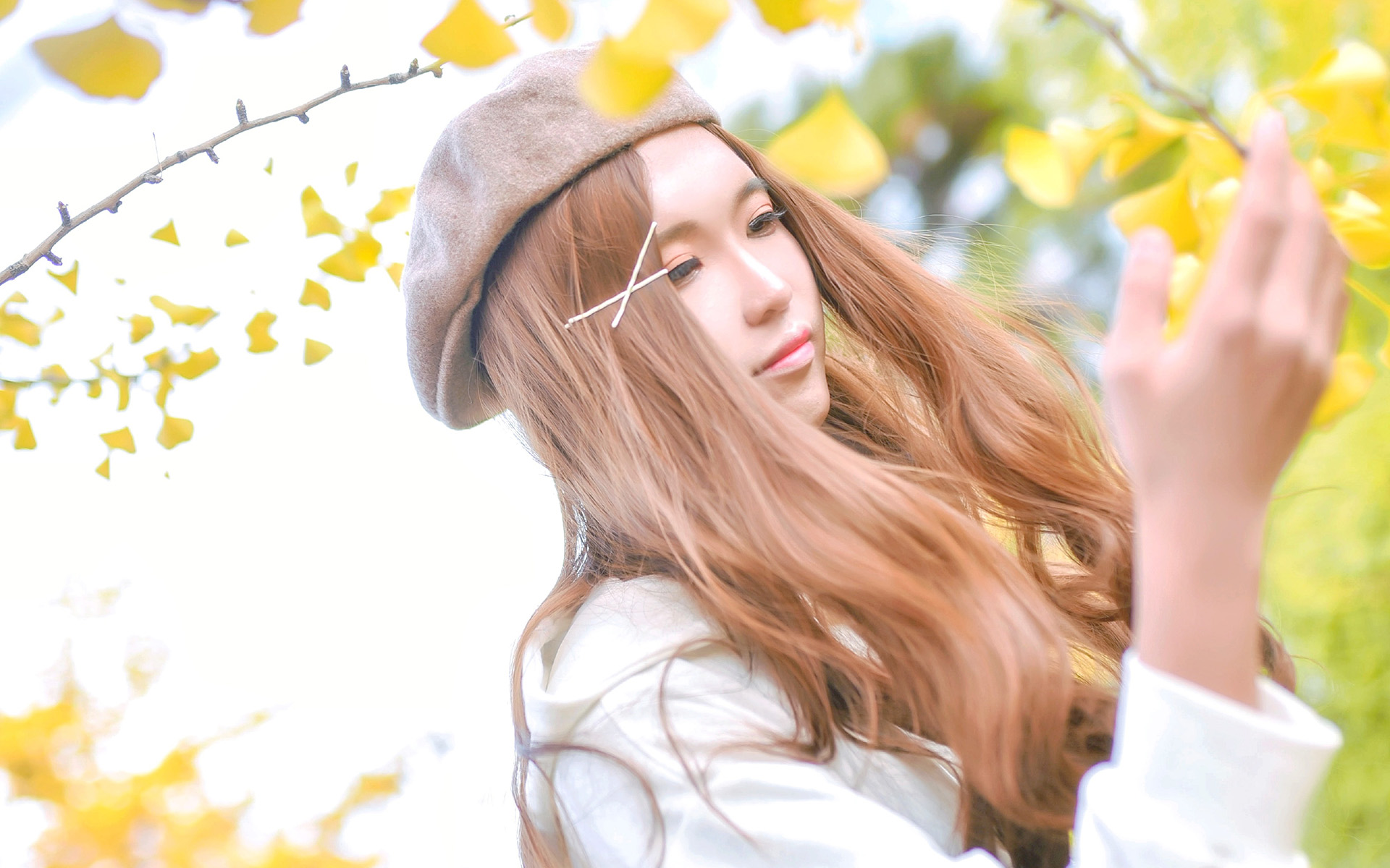 秋日清纯美女唯美高清桌面壁纸
