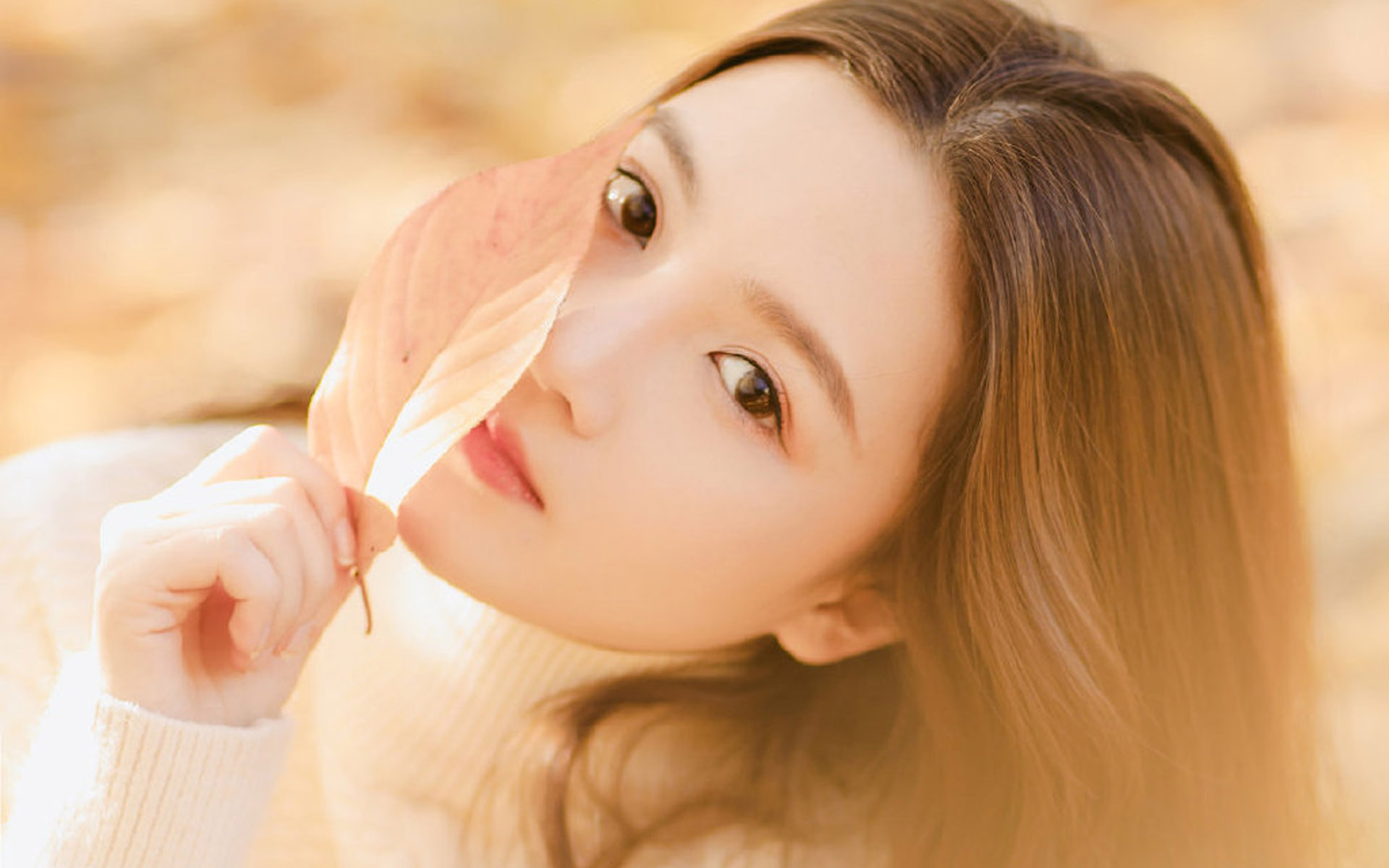 清新长发美女户外写真桌面壁纸