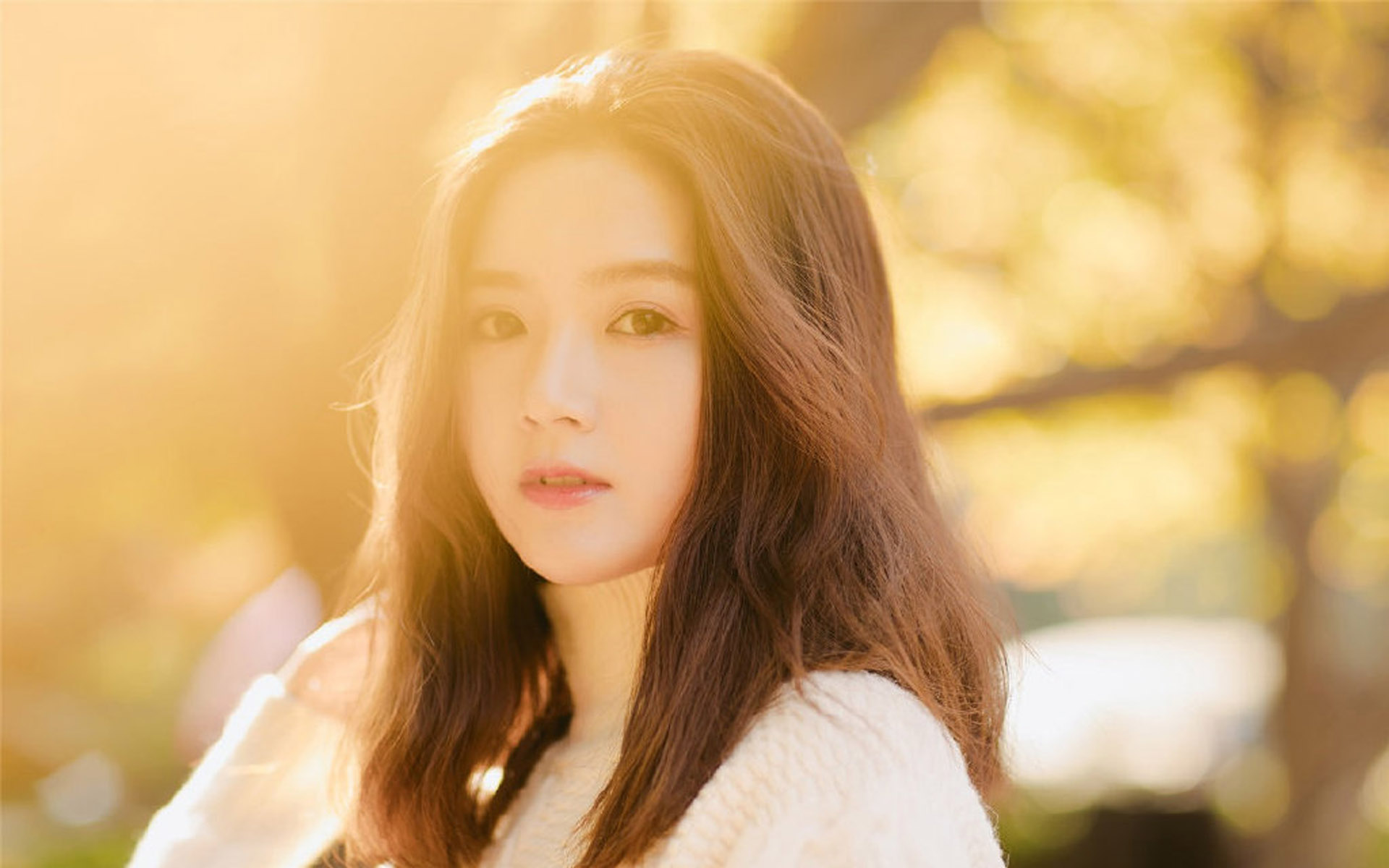 清新长发美女户外写真桌面壁纸